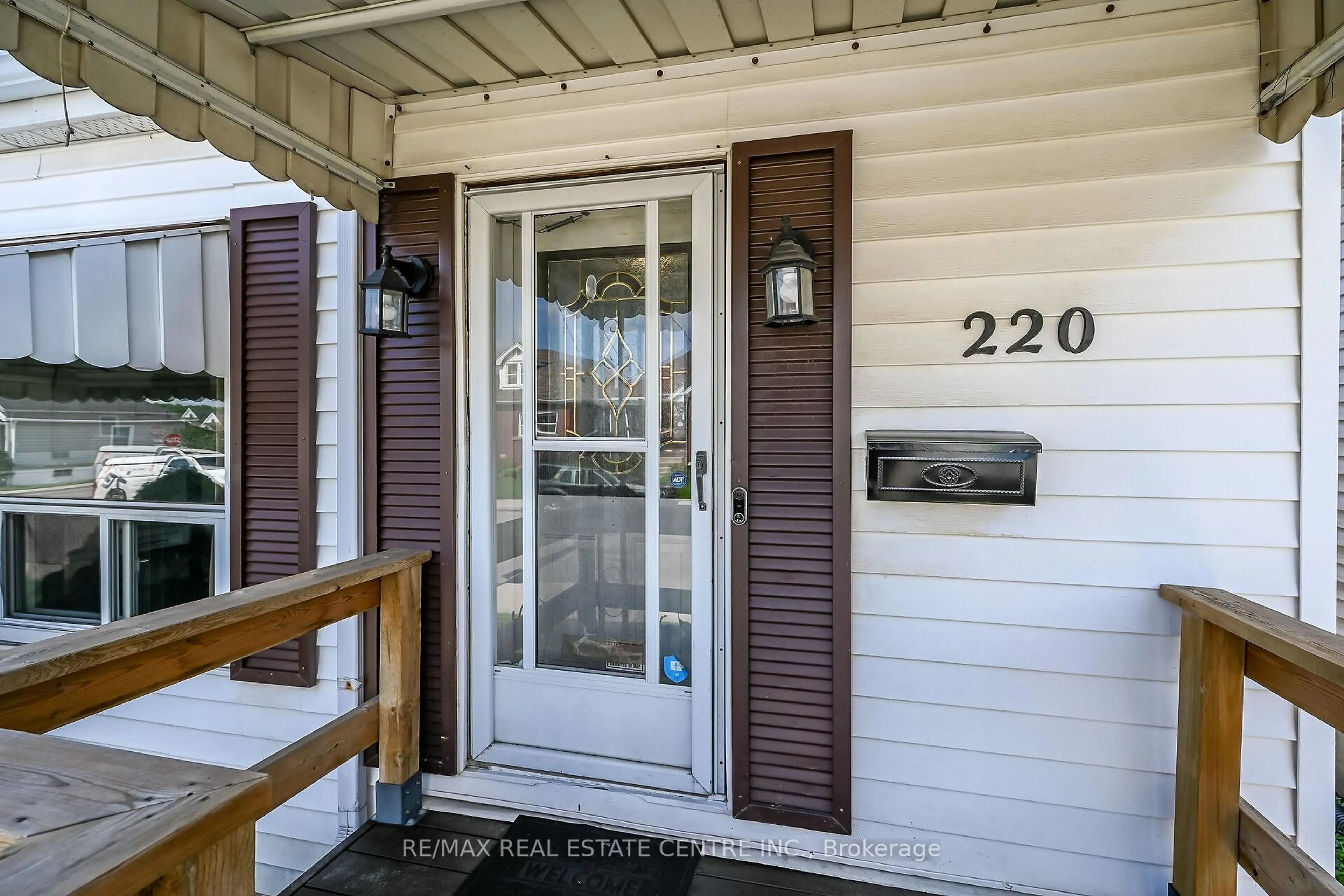 Indoor entryway for 220 Paling Ave, Hamilton Ontario L8H 5J7