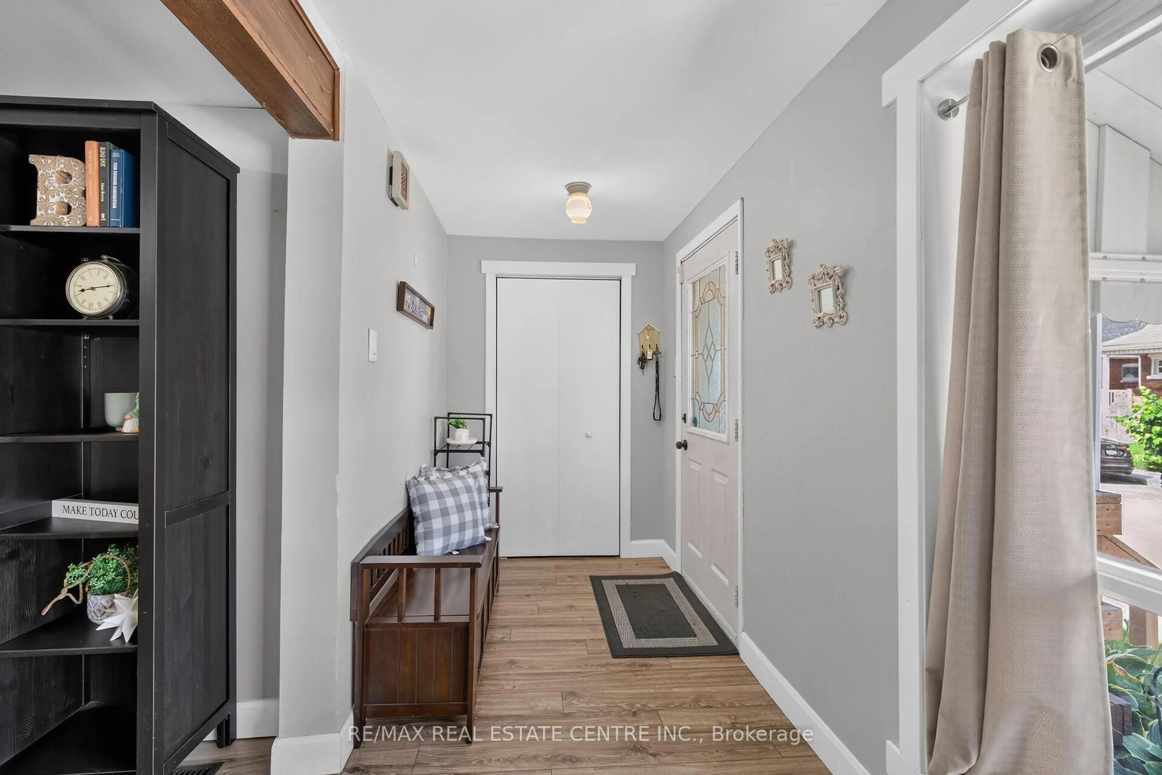 Indoor entryway for 220 Paling Ave, Hamilton Ontario L8H 5J7
