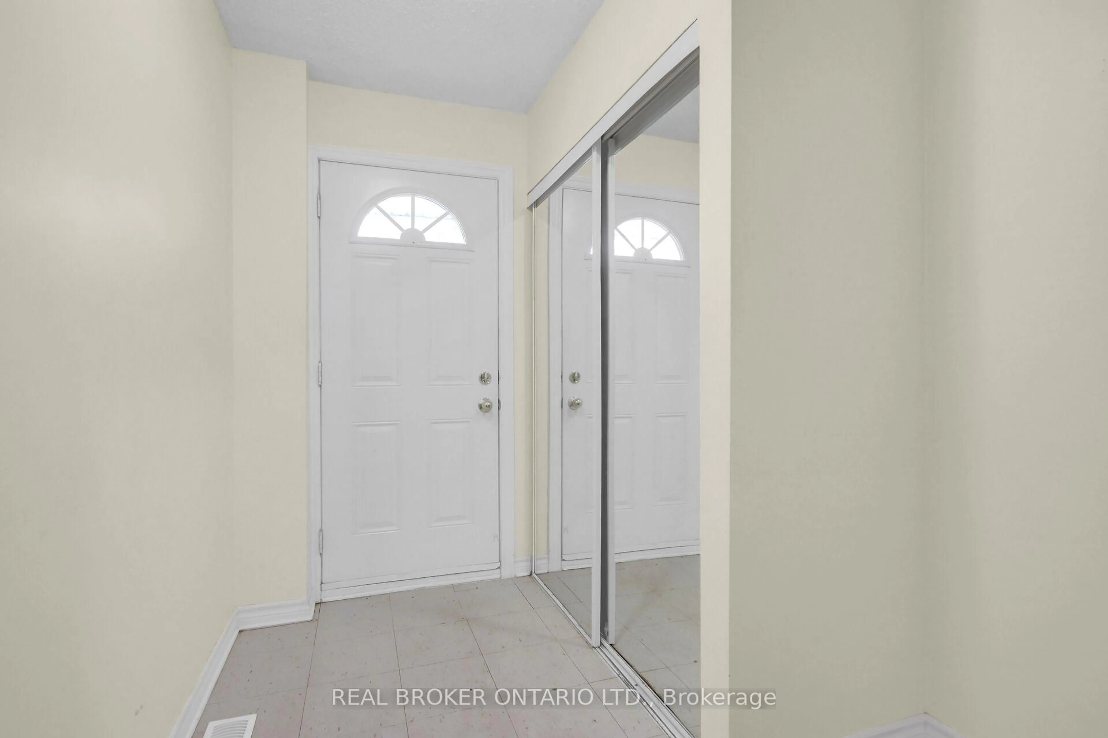 Indoor entryway for 2669 SOUTHVALE Cres #41, Ottawa Ontario K1B 4V2