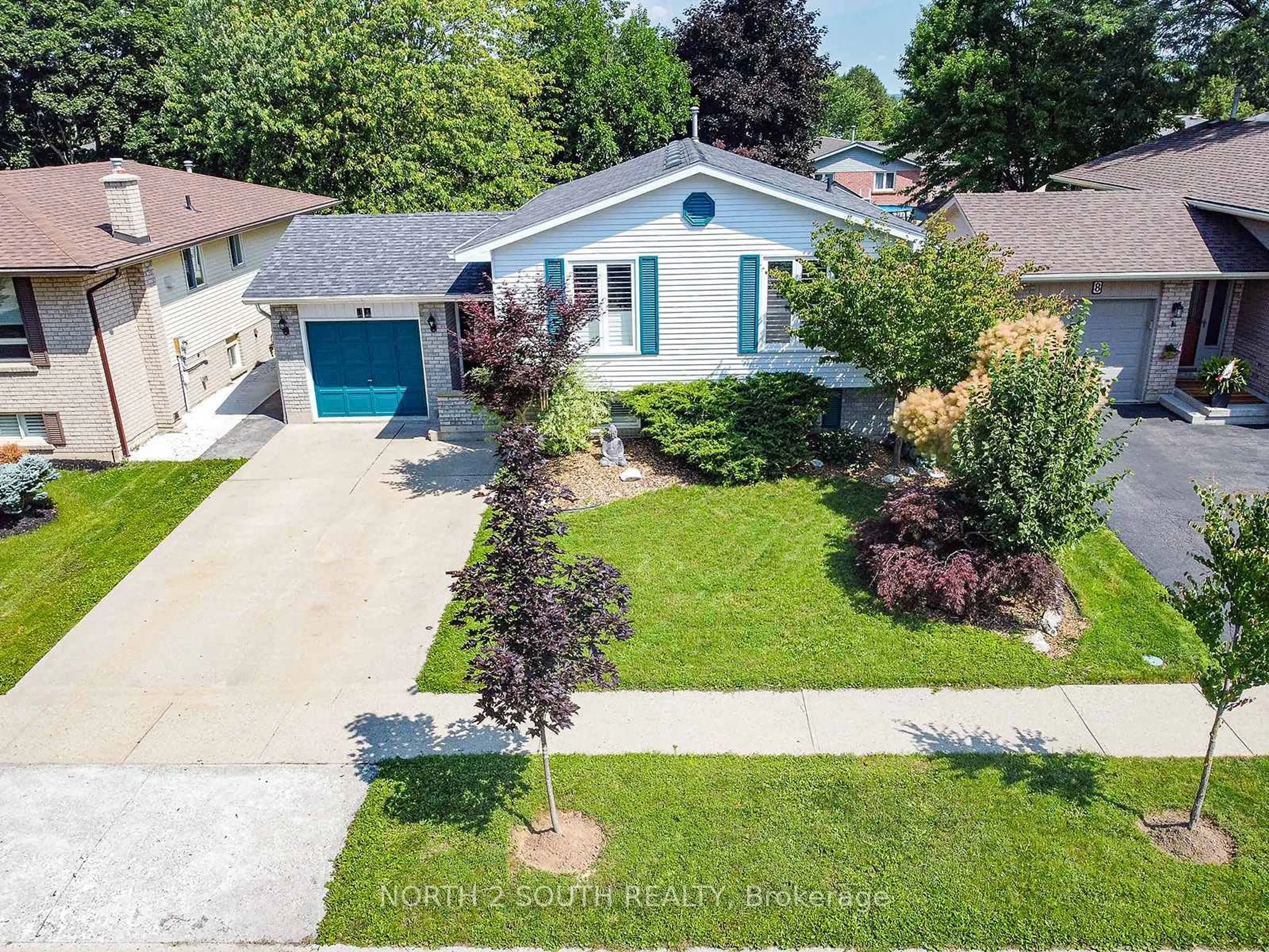 A pic from outside/outdoor area/front of a property/back of a property/a pic from drone, street for 10 Latzer Cres, Brantford Ontario N3V 1C9