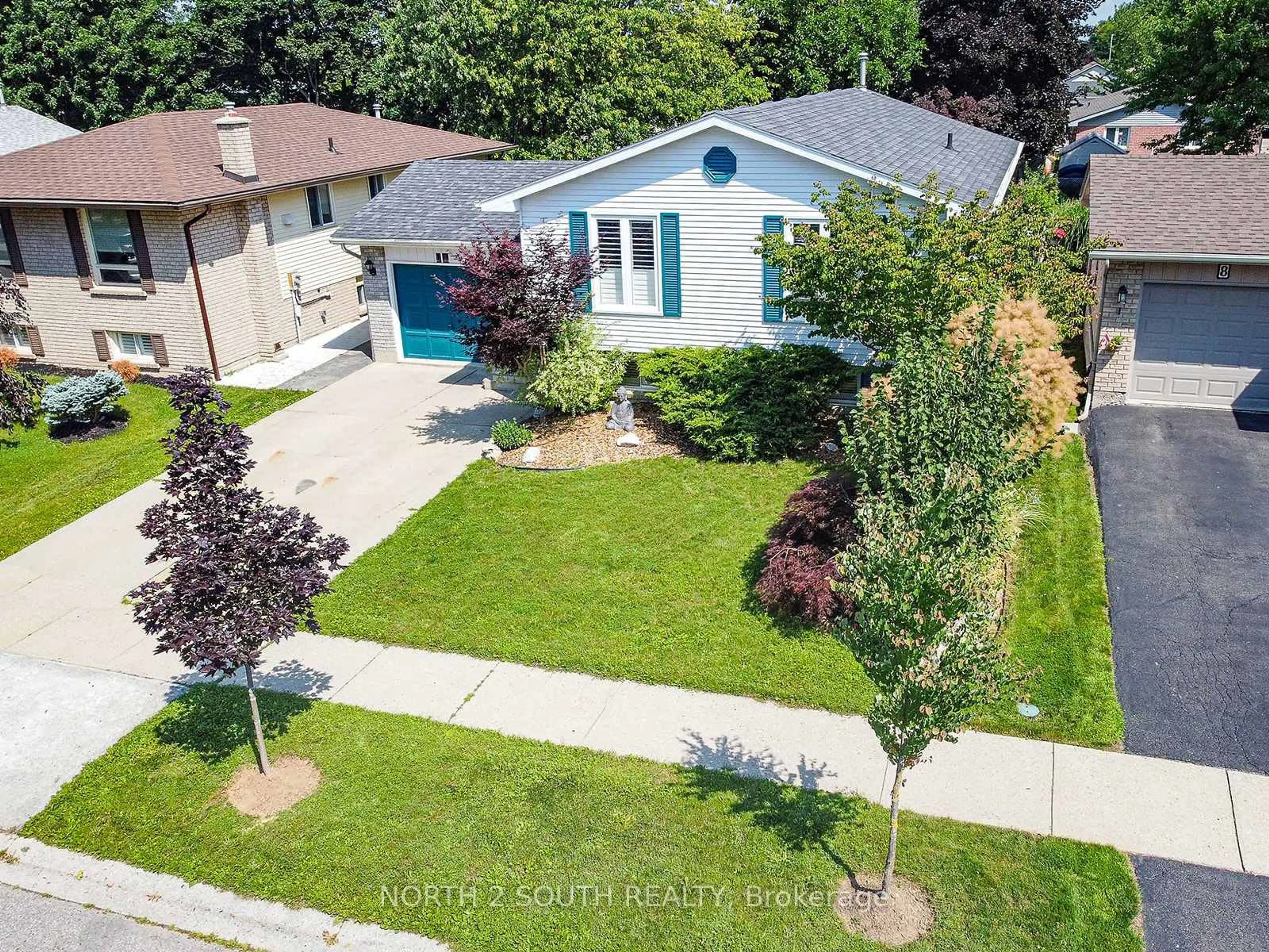 A pic from outside/outdoor area/front of a property/back of a property/a pic from drone, street for 10 Latzer Cres, Brantford Ontario N3V 1C9