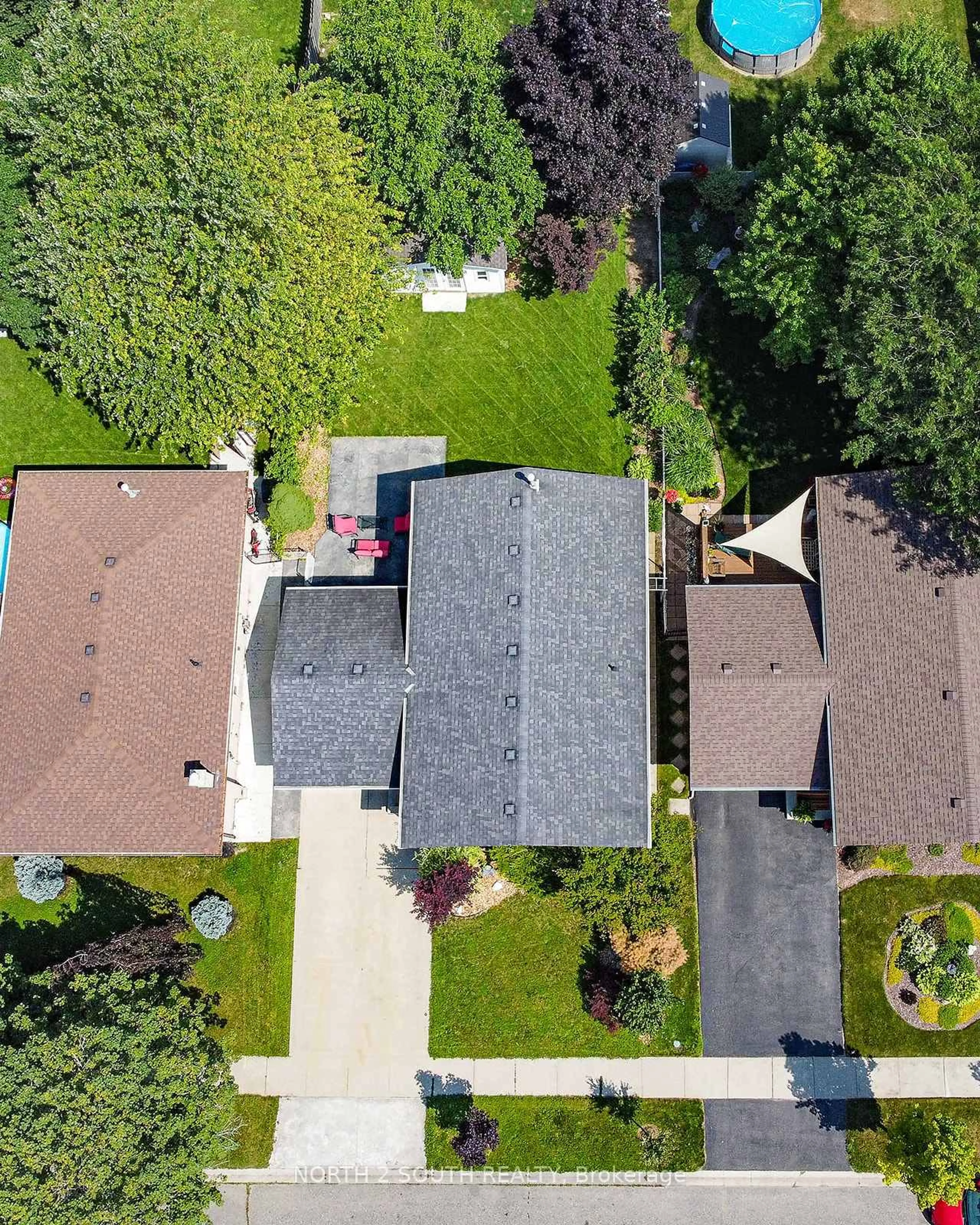 A pic from outside/outdoor area/front of a property/back of a property/a pic from drone, street for 10 Latzer Cres, Brantford Ontario N3V 1C9