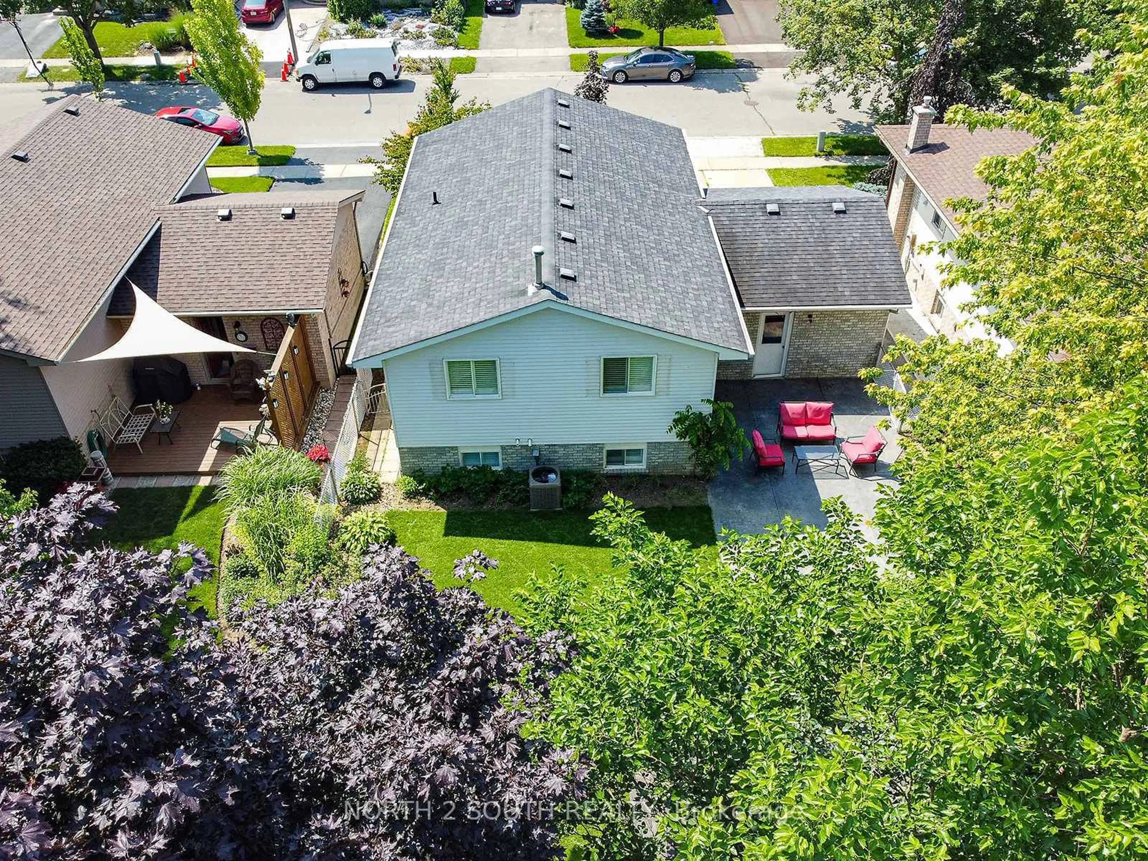 A pic from outside/outdoor area/front of a property/back of a property/a pic from drone, street for 10 Latzer Cres, Brantford Ontario N3V 1C9