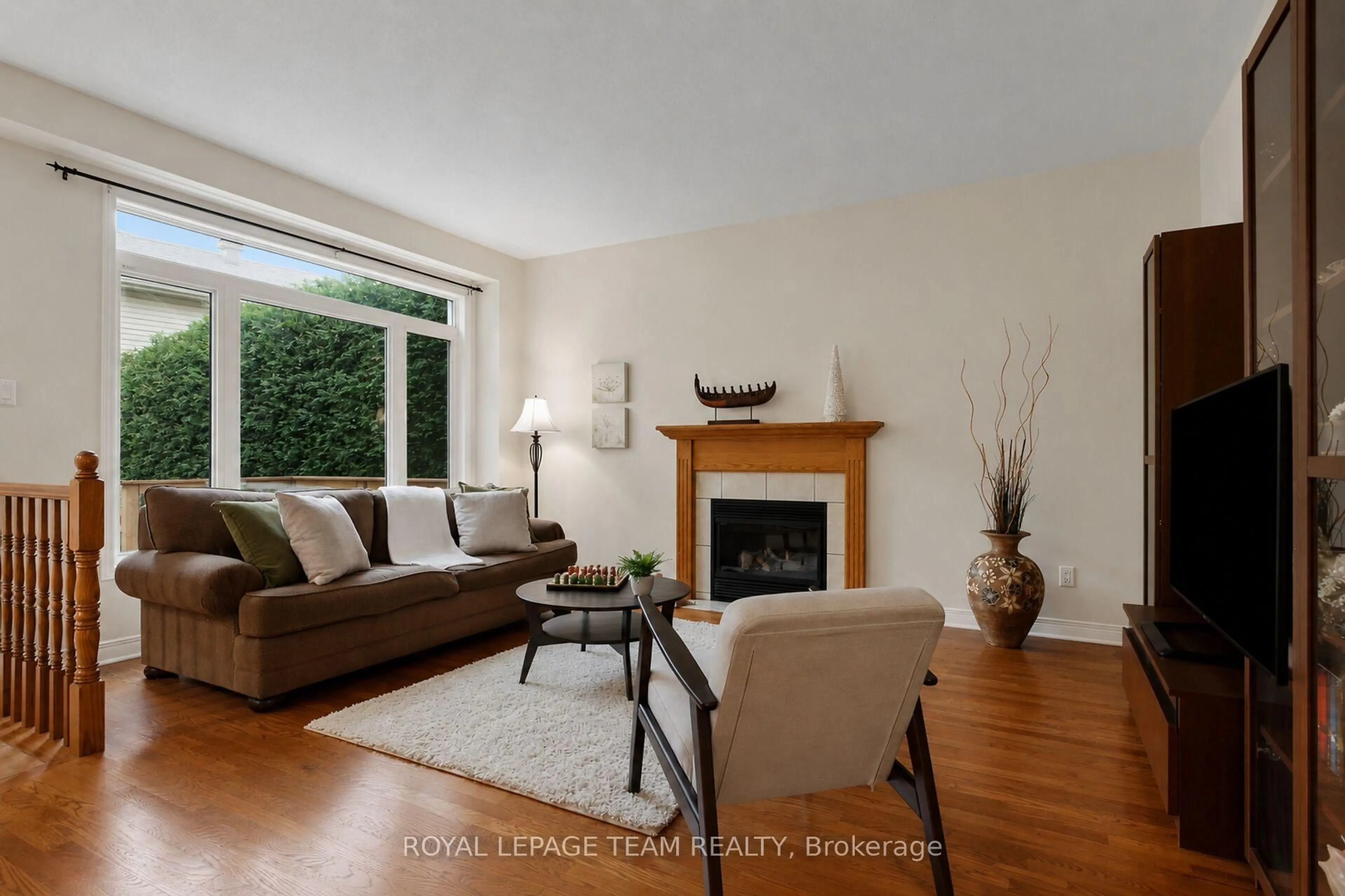Living room with furniture, wood/laminate floor for 4 Keno Way, Kanata Ontario K2T 1H4