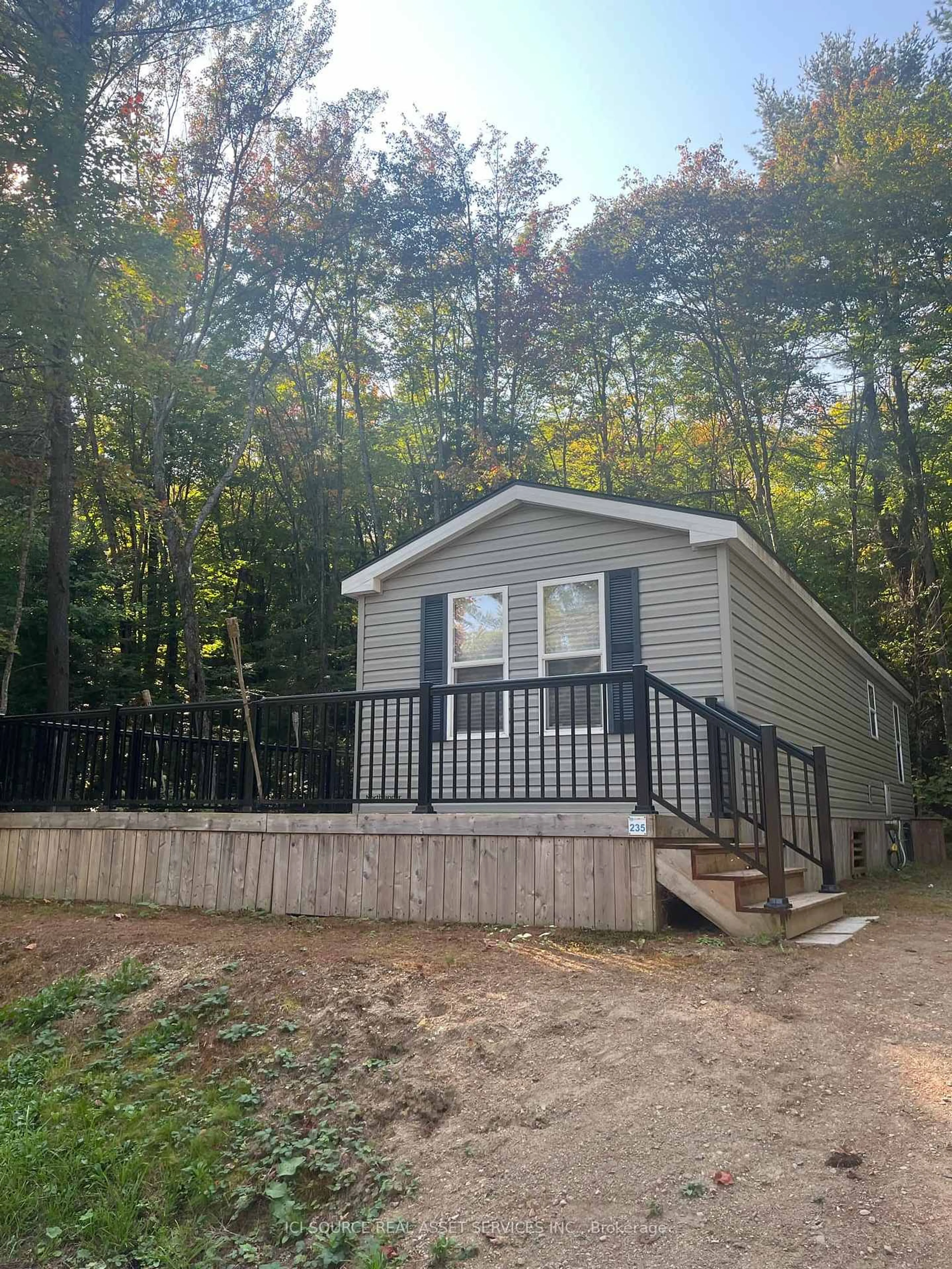 Home with vinyl exterior material, unknown for 1047 Bonnie Lake Camp Rd #MB235, Bracebridge Ontario P1L 1W9