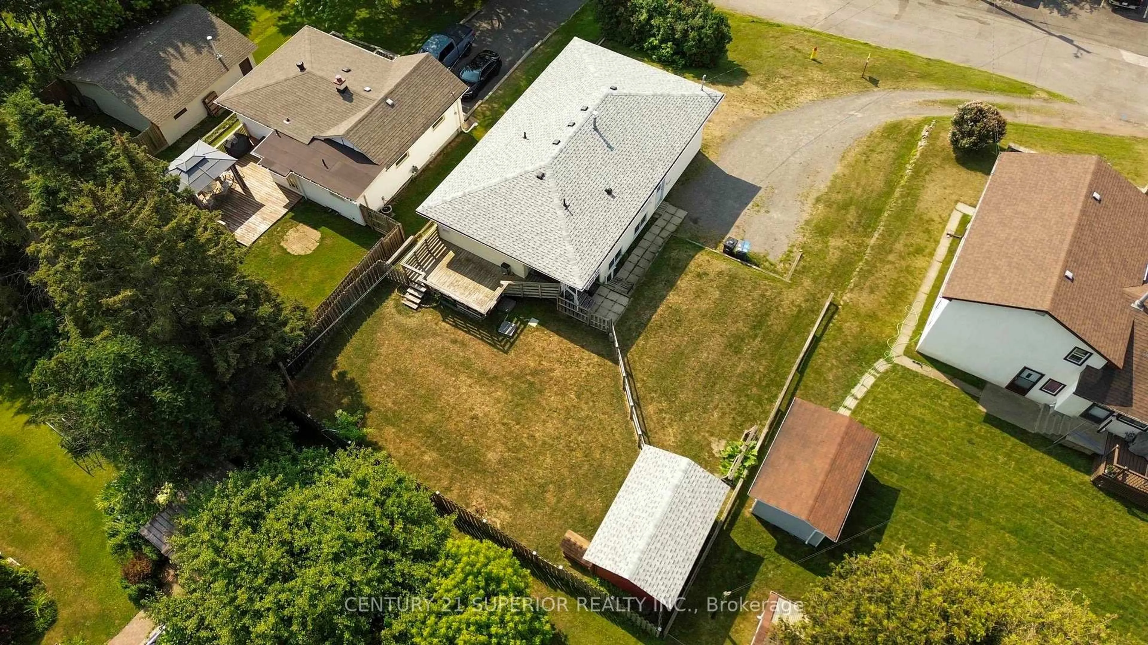 A pic from outside/outdoor area/front of a property/back of a property/a pic from drone, building for 40 Lawrence Ave, Thunder Bay Ontario P7A 6X5