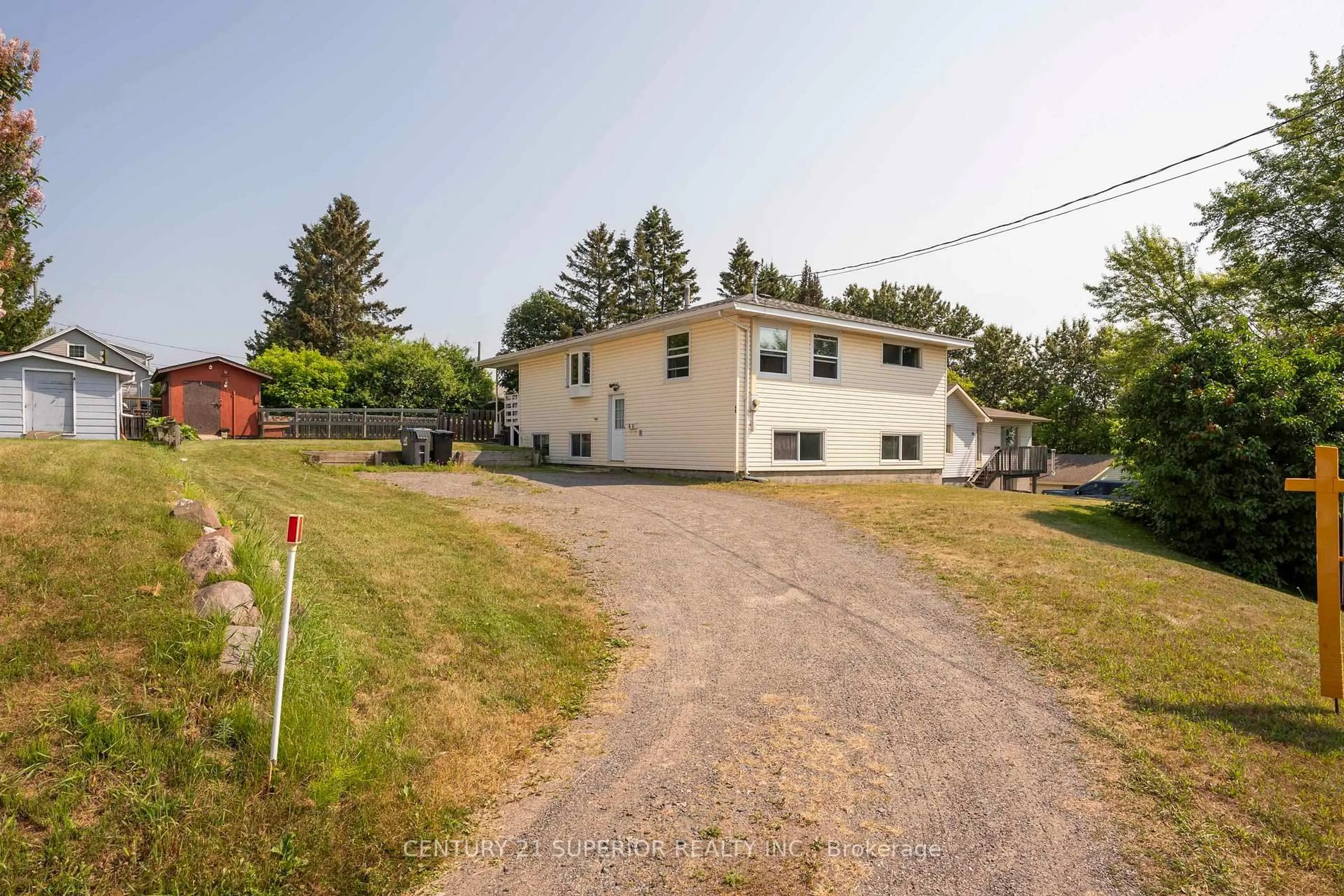A pic from outside/outdoor area/front of a property/back of a property/a pic from drone, street for 40 Lawrence Ave, Thunder Bay Ontario P7A 6X5