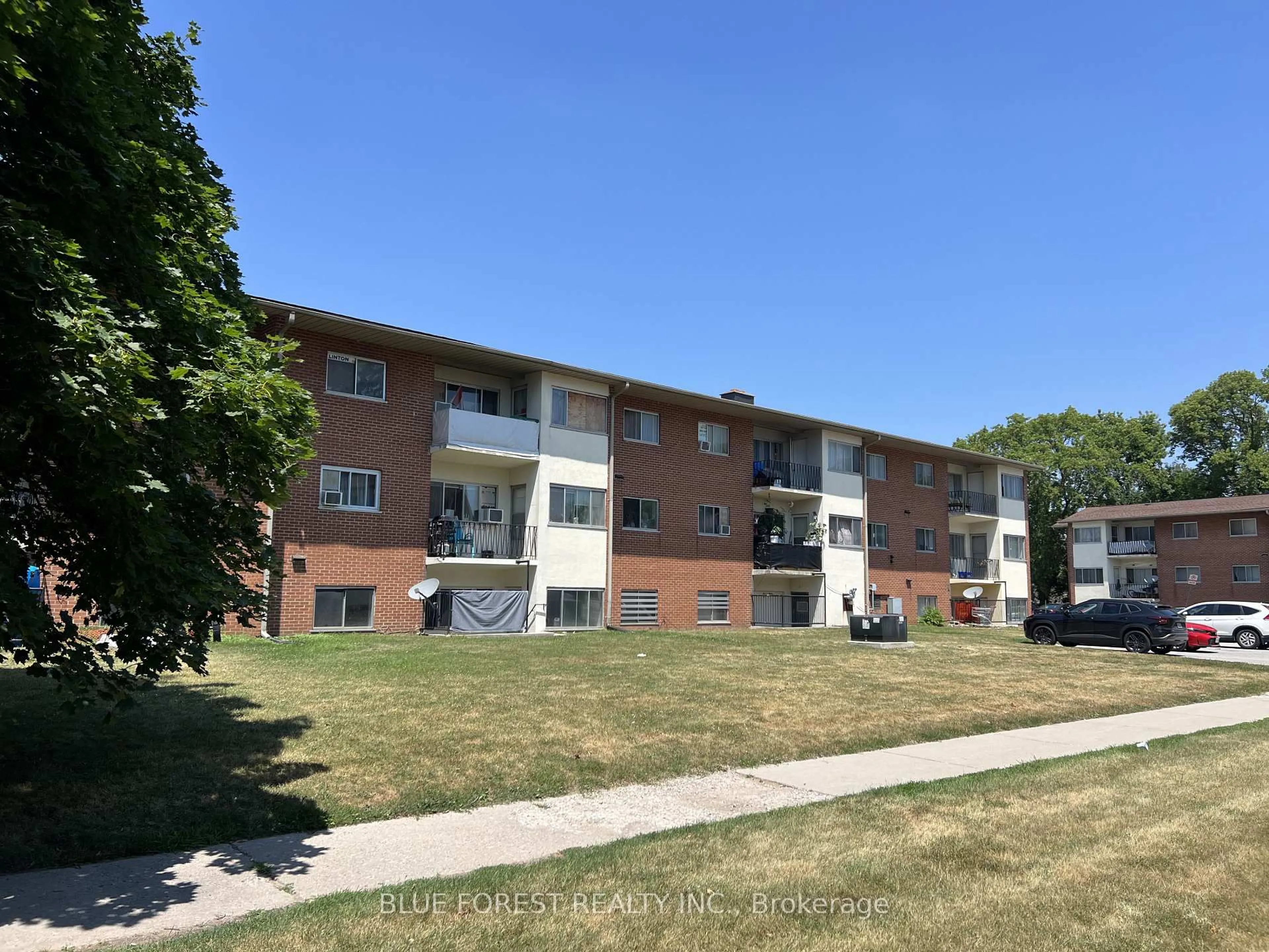 A pic from outside/outdoor area/front of a property/back of a property/a pic from drone, street for 1170 Hamilton Rd #204, London East Ontario N5W 1A9