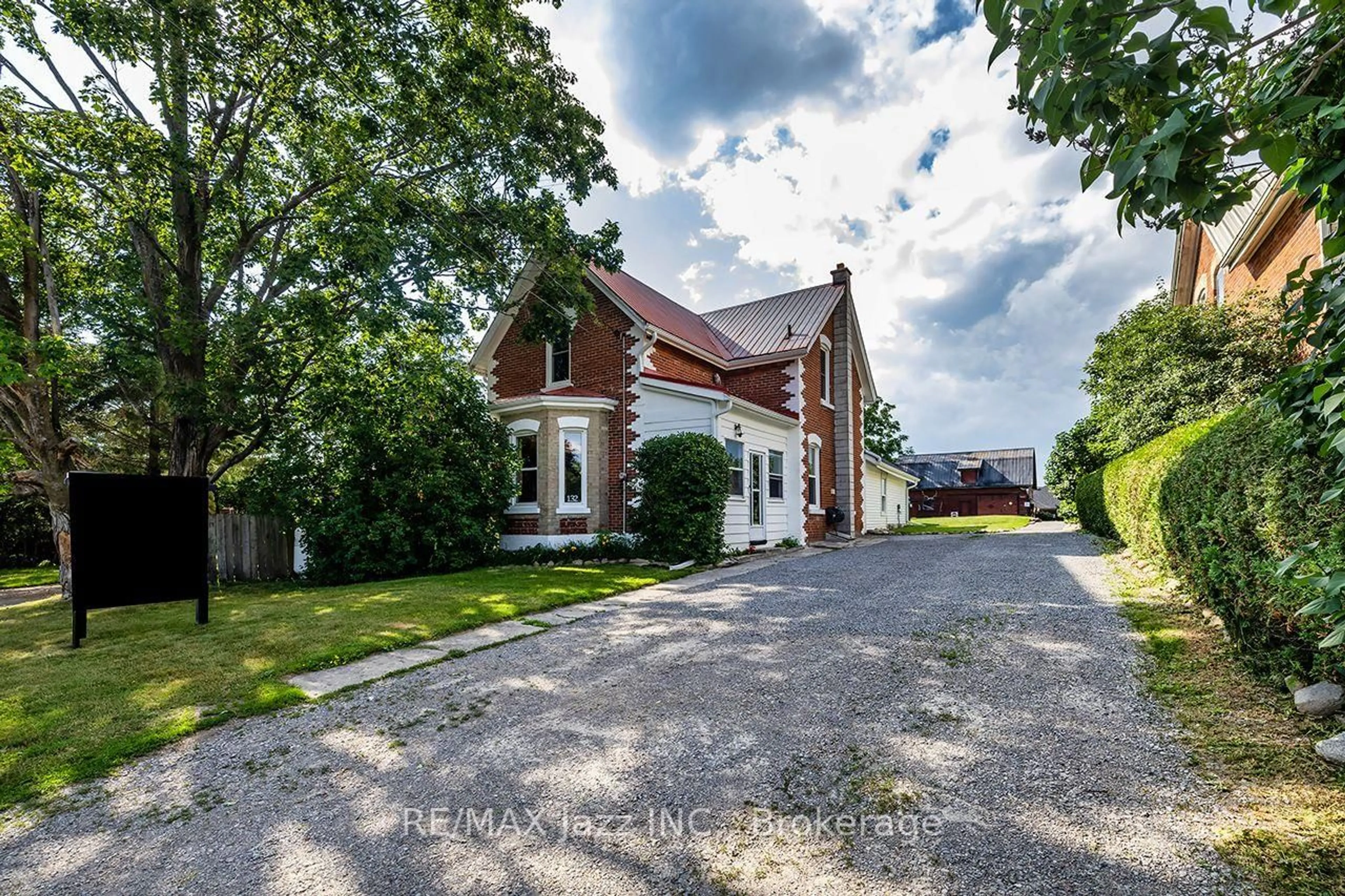 A pic from outside/outdoor area/front of a property/back of a property/a pic from drone, street for 132 King St, Kawartha Lakes Ontario K0M 2T0