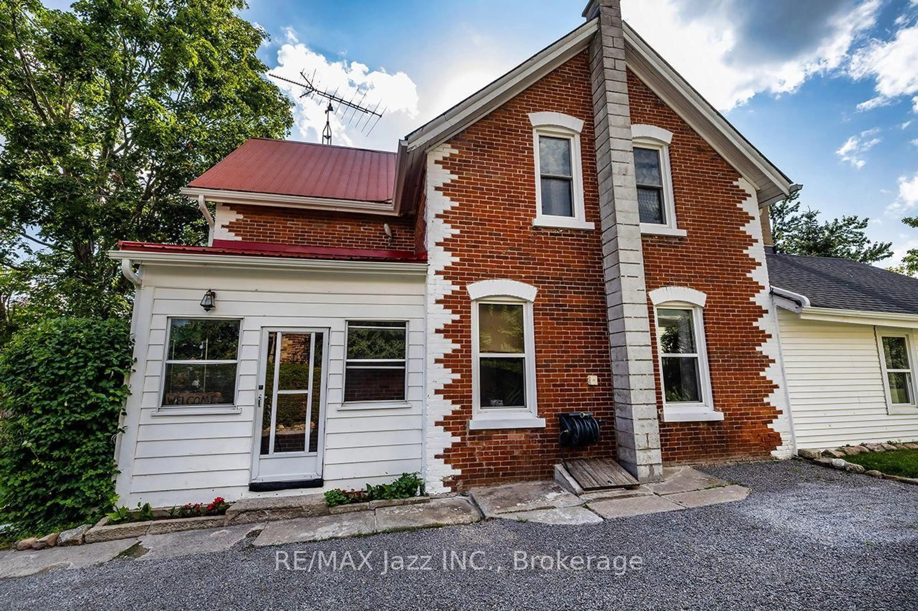Home with brick exterior material, building for 132 King St, Kawartha Lakes Ontario K0M 2T0