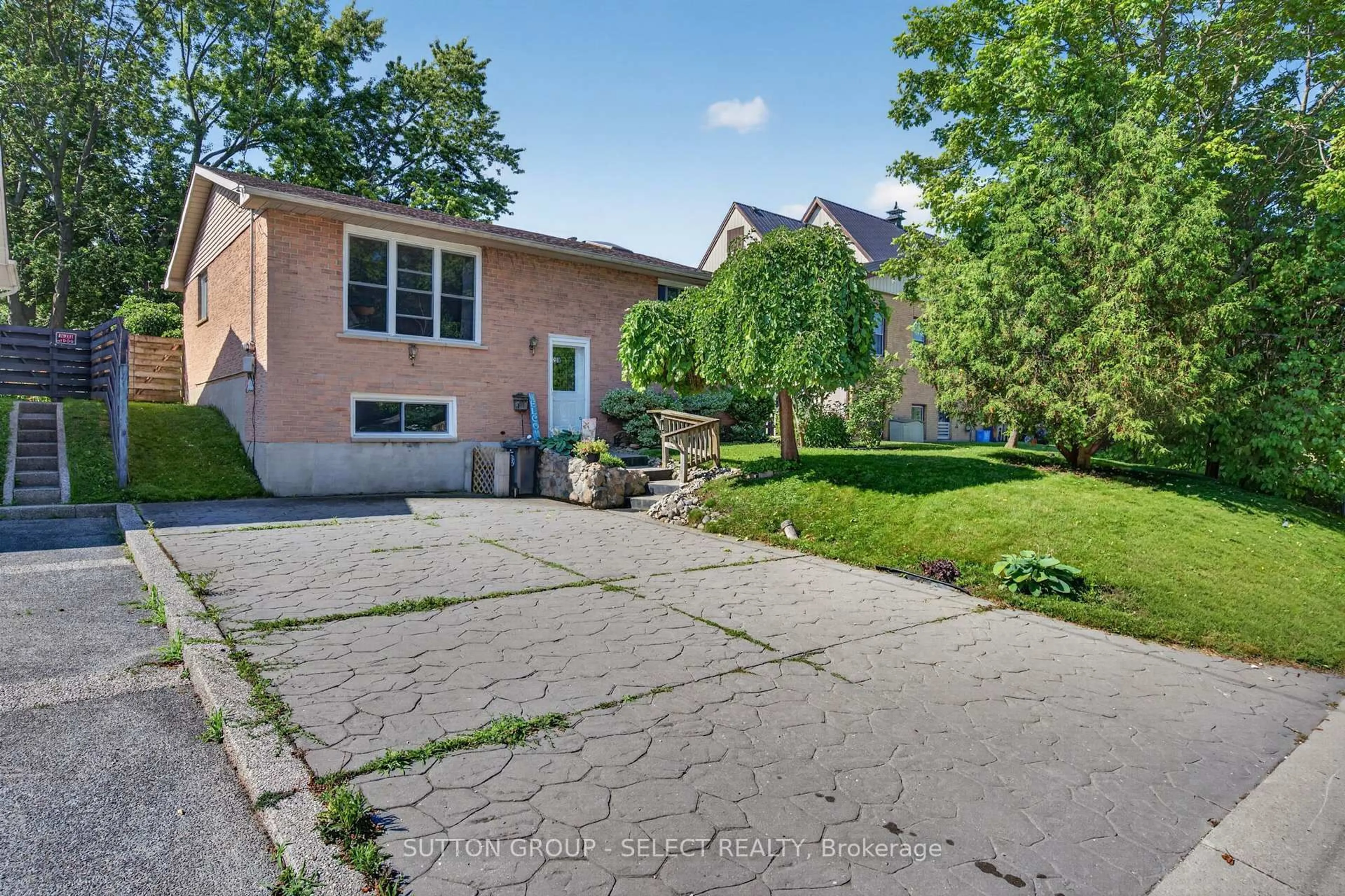 A pic from outside/outdoor area/front of a property/back of a property/a pic from drone, street for 280 Charlotte St, Central Elgin Ontario N5L 1A8