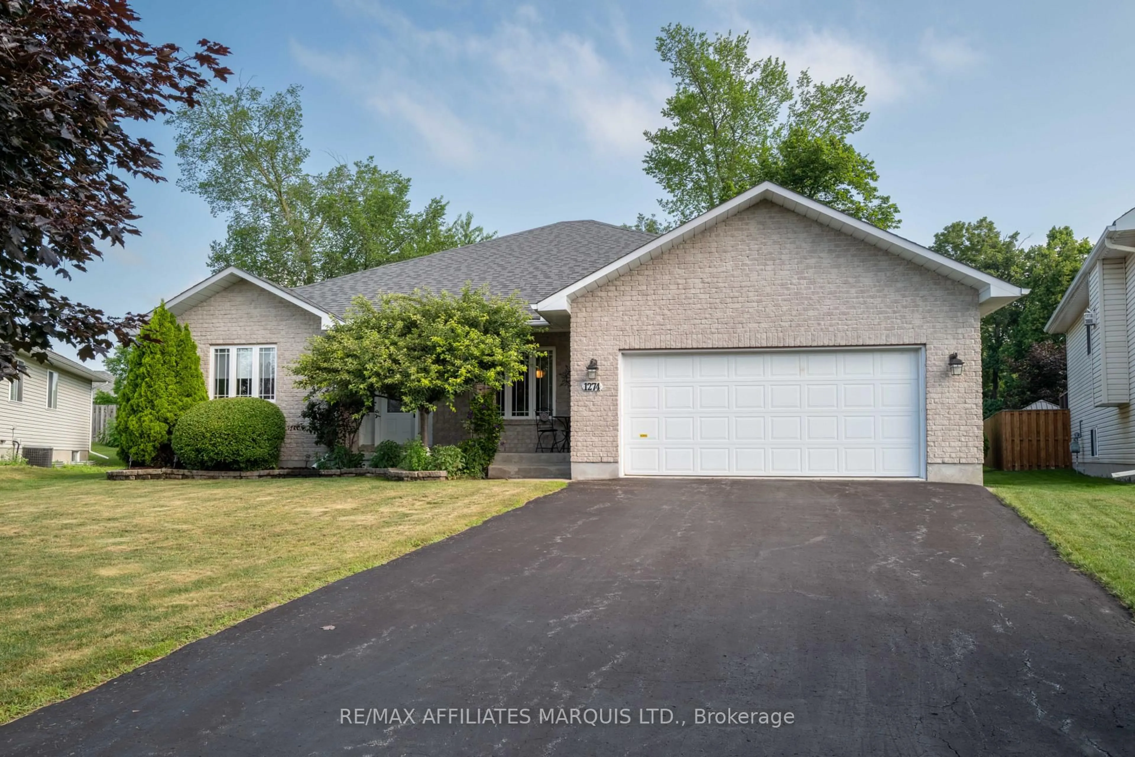Home with vinyl exterior material, street for 1274 Daprat Ave, Cornwall Ontario K6H 6N9