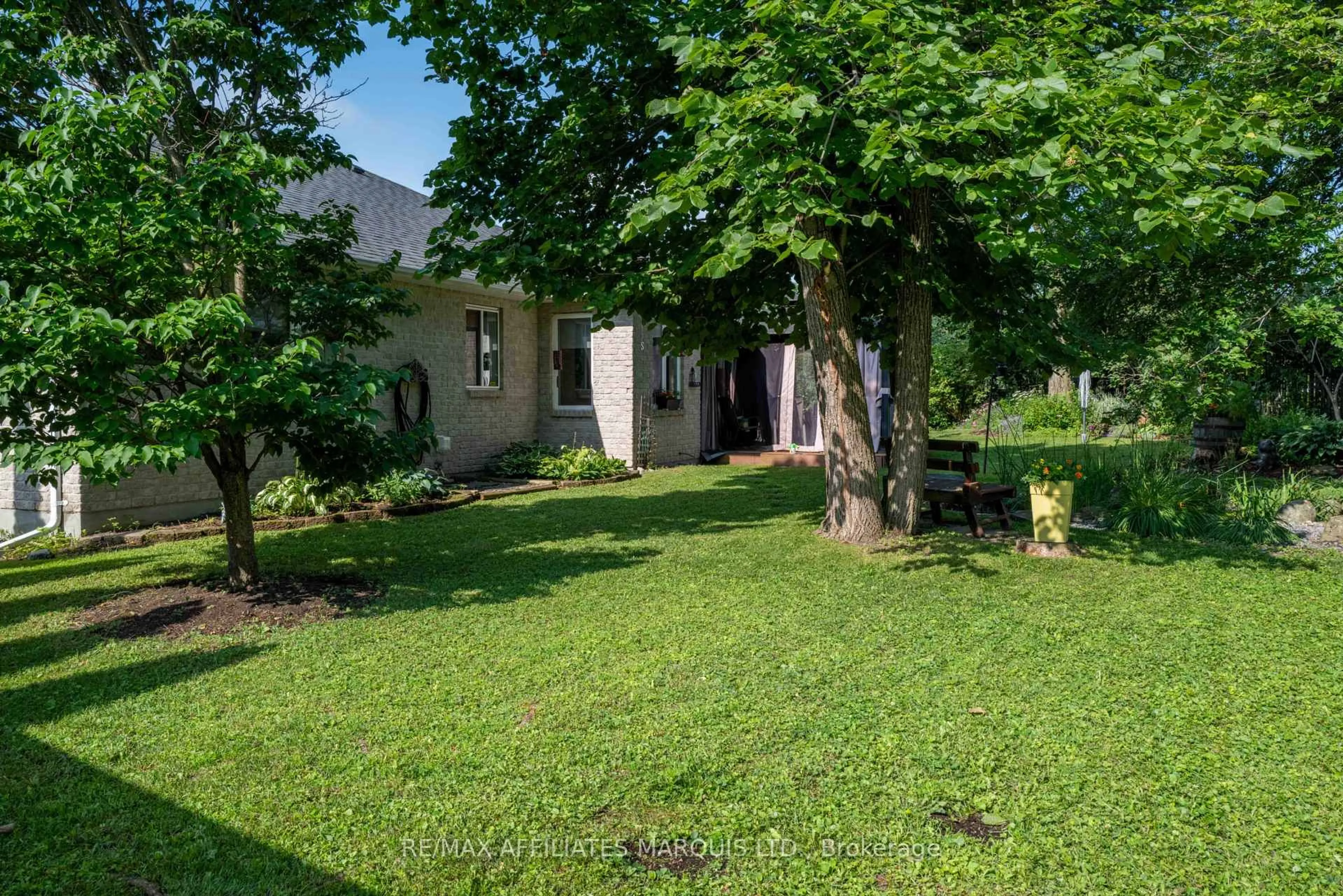 A pic from outside/outdoor area/front of a property/back of a property/a pic from drone, street for 1274 Daprat Ave, Cornwall Ontario K6H 6N9