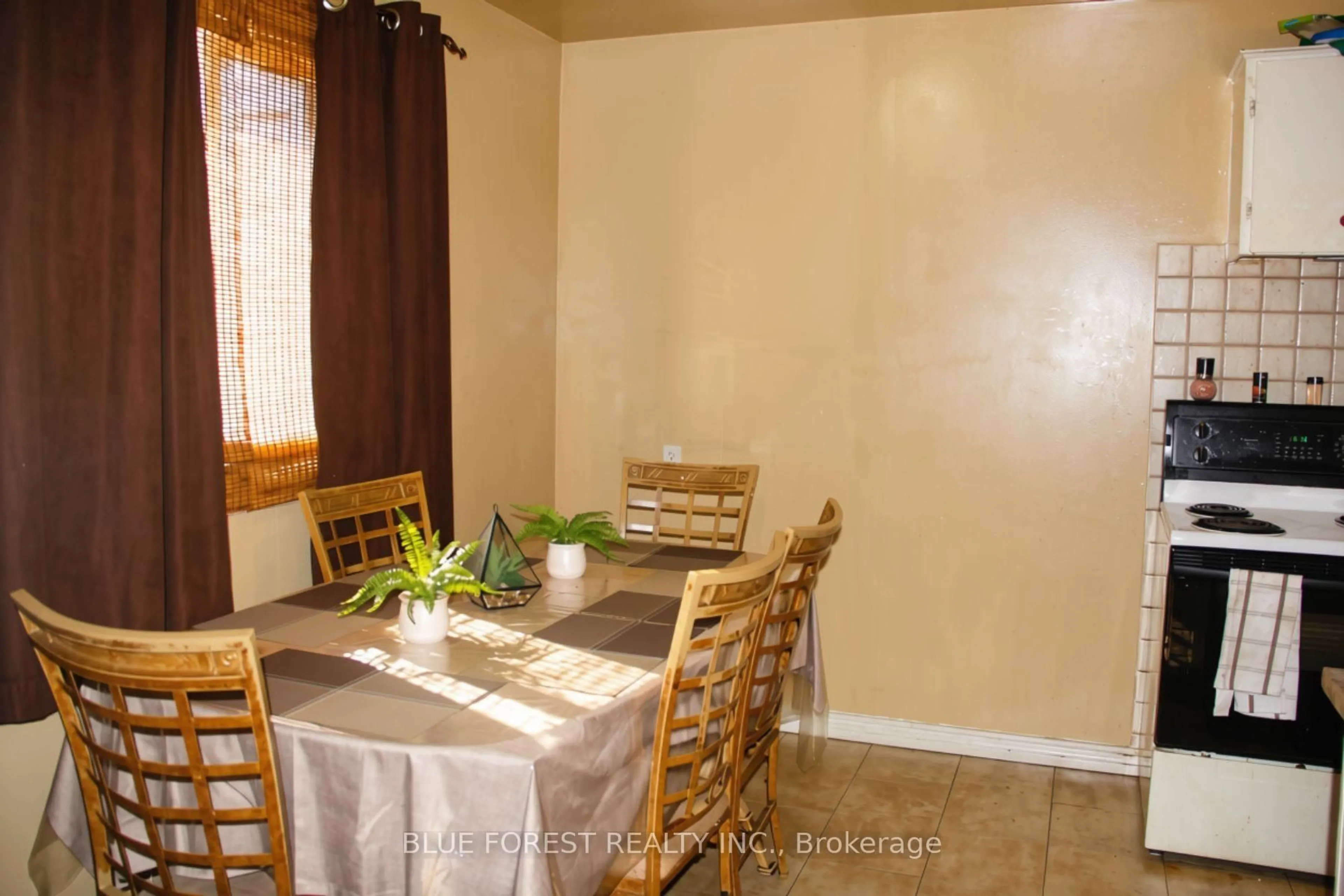 Dining room, unknown for 187 Boullee St, London East Ontario N5Y 1T9