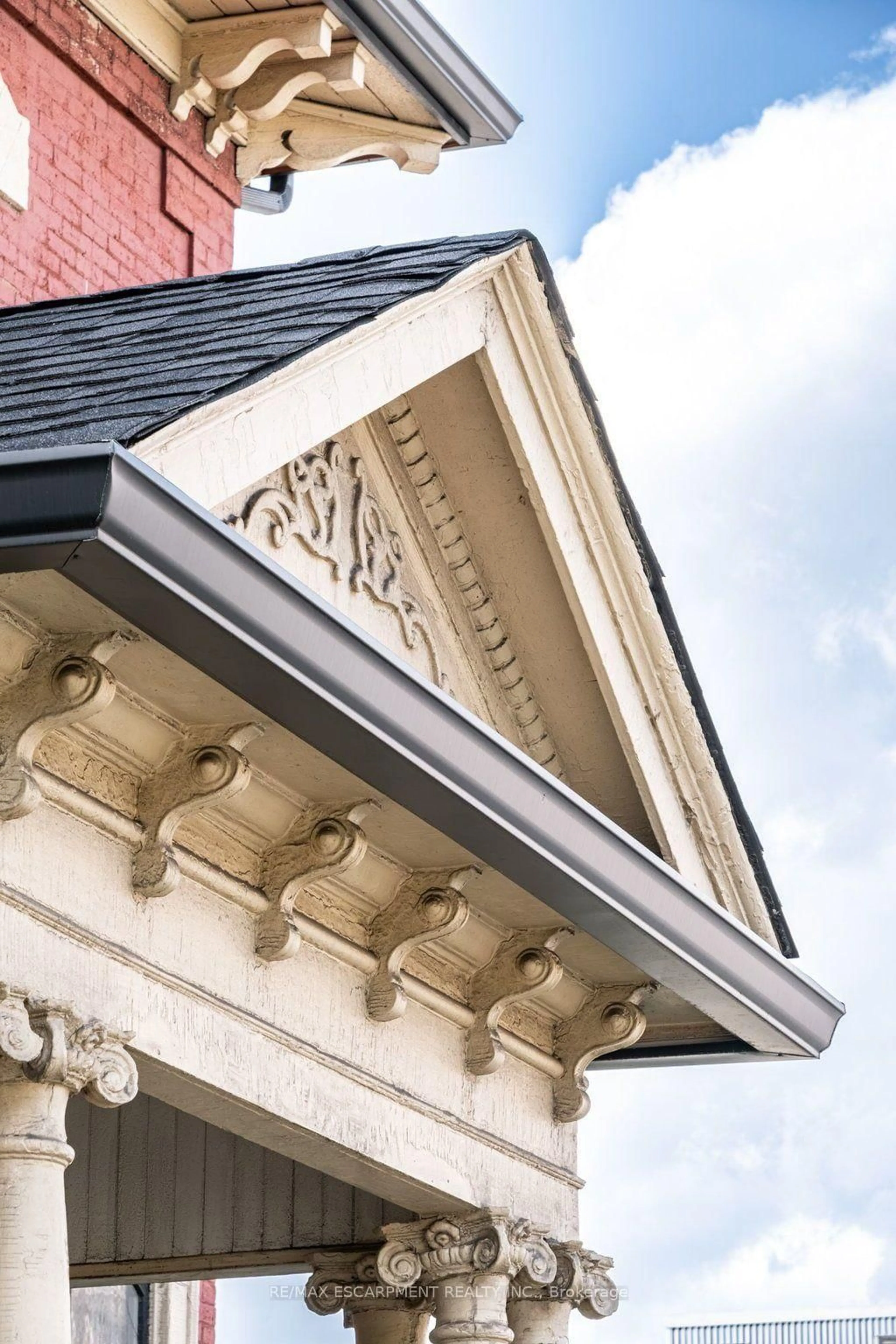 Home with vinyl exterior material, building for 58 Wellington St, Hamilton Ontario L8N 2R1