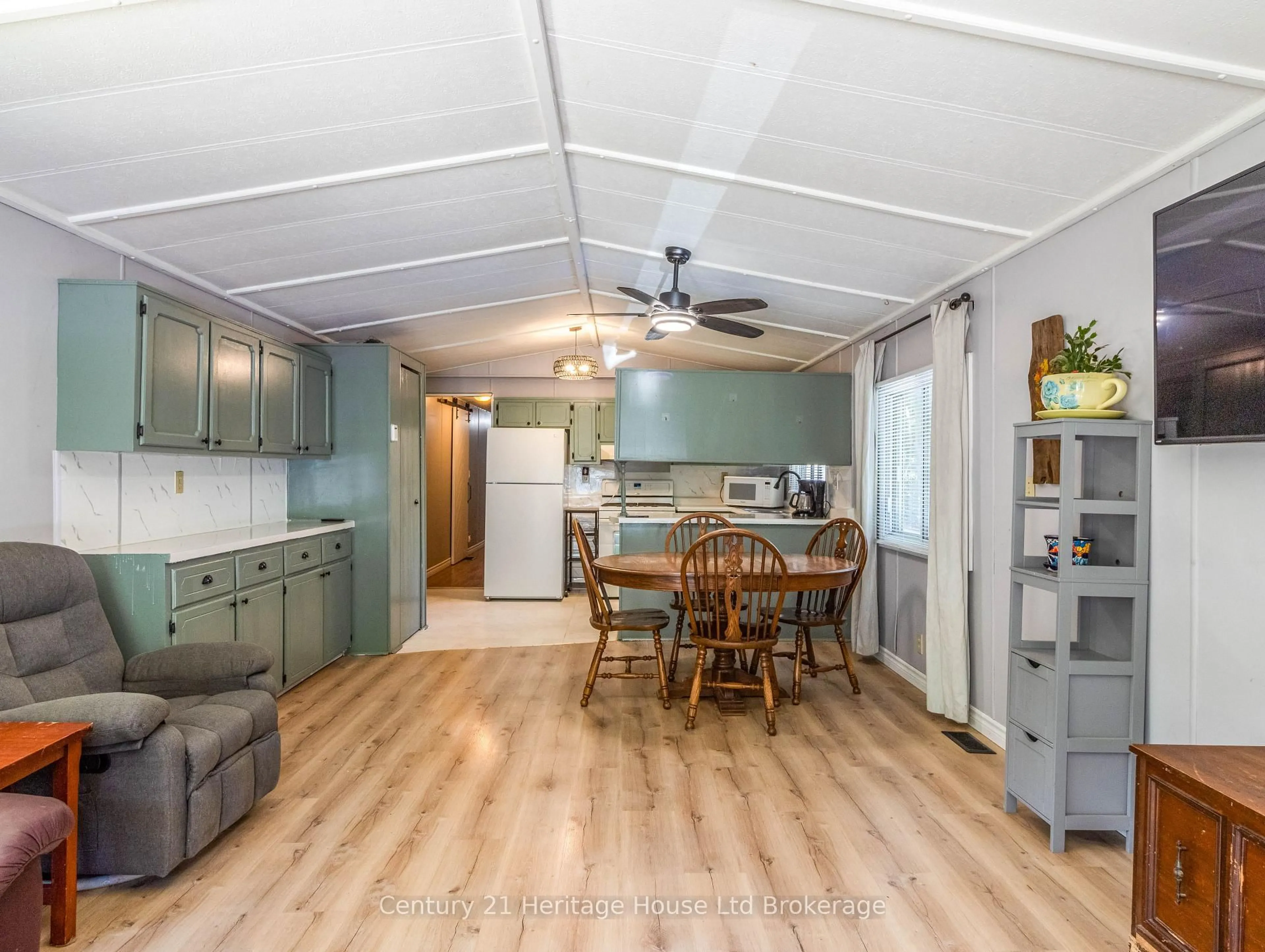 Open concept kitchen, unknown for 596101 Oxford 59 Rd #4 Centre Rd, East Zorra-Tavistock Ontario N4S 7W1
