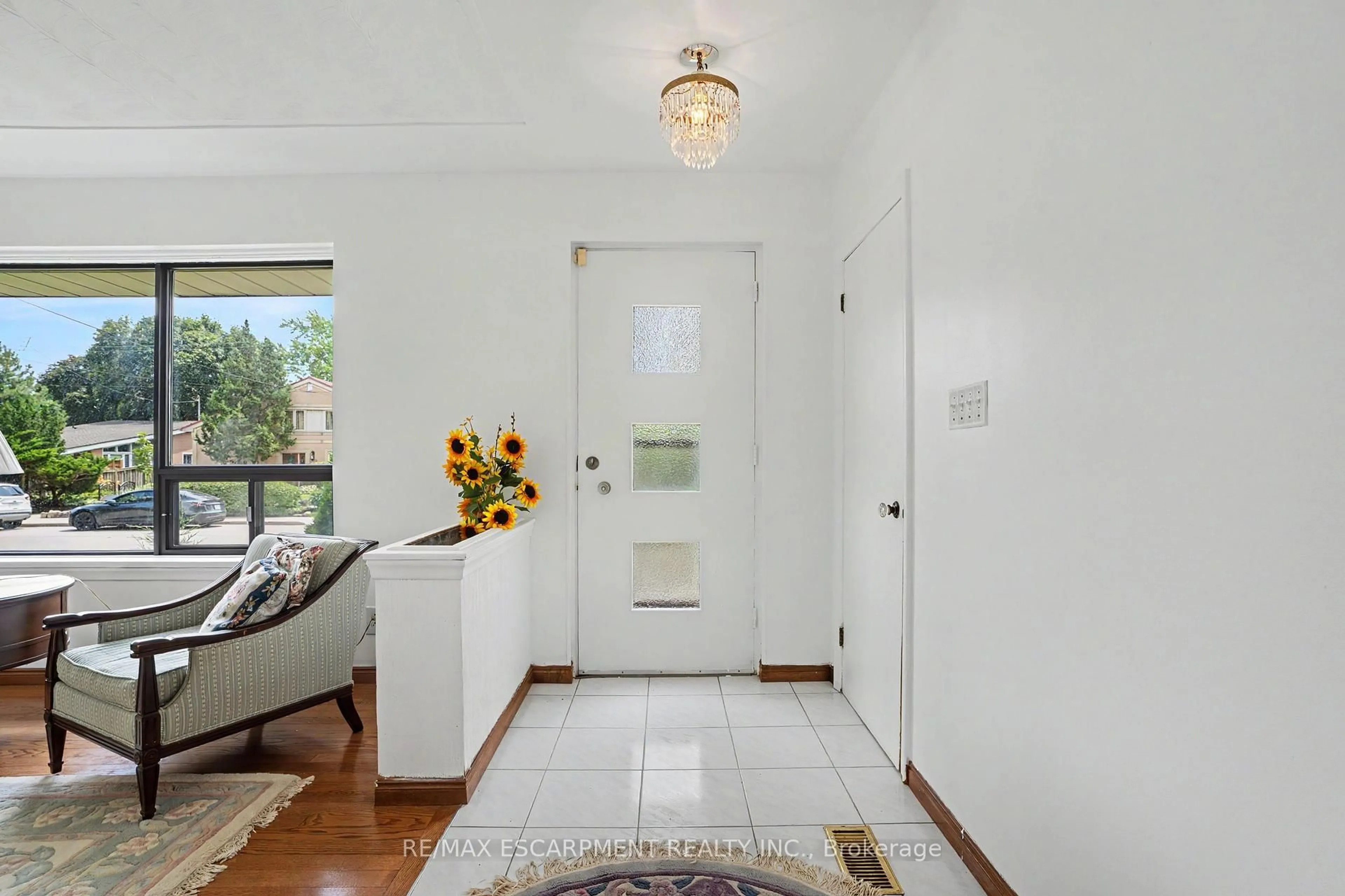Indoor entryway for 11 Marshall Ave, Hamilton Ontario L8T 1W9