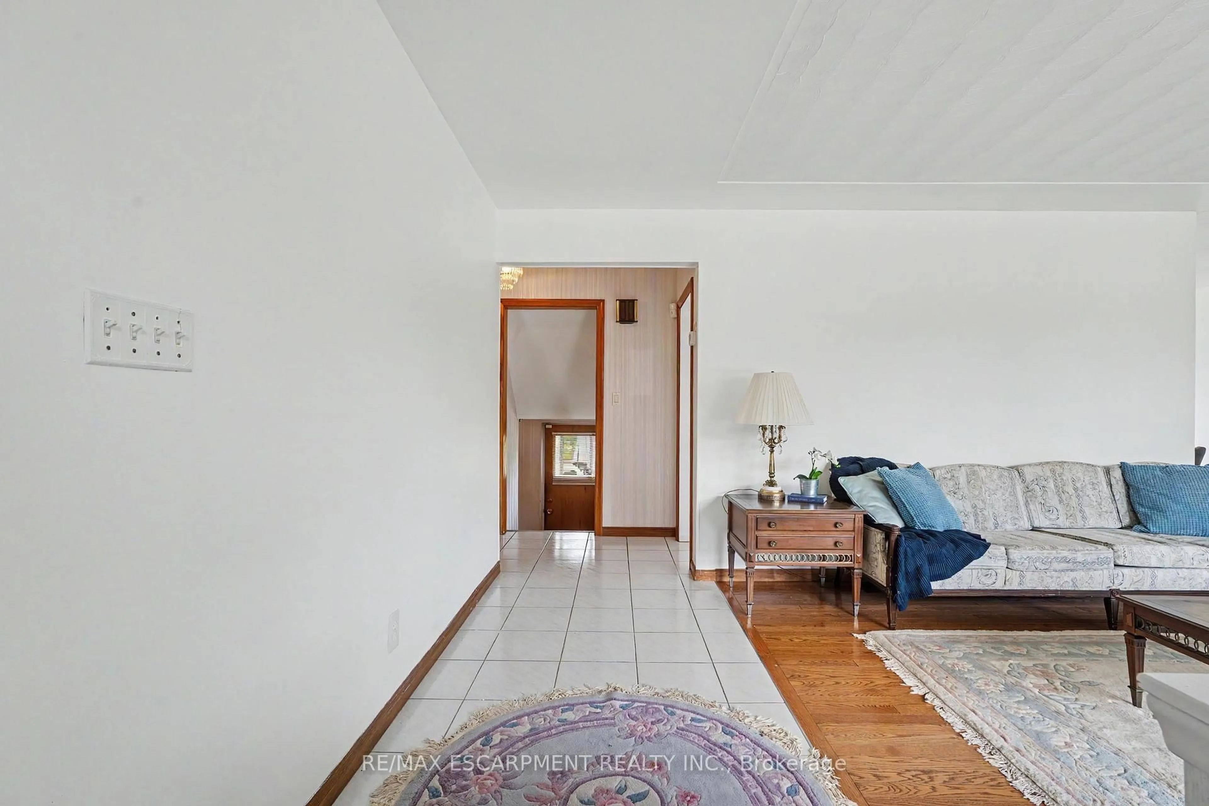 Indoor foyer for 11 Marshall Ave, Hamilton Ontario L8T 1W9