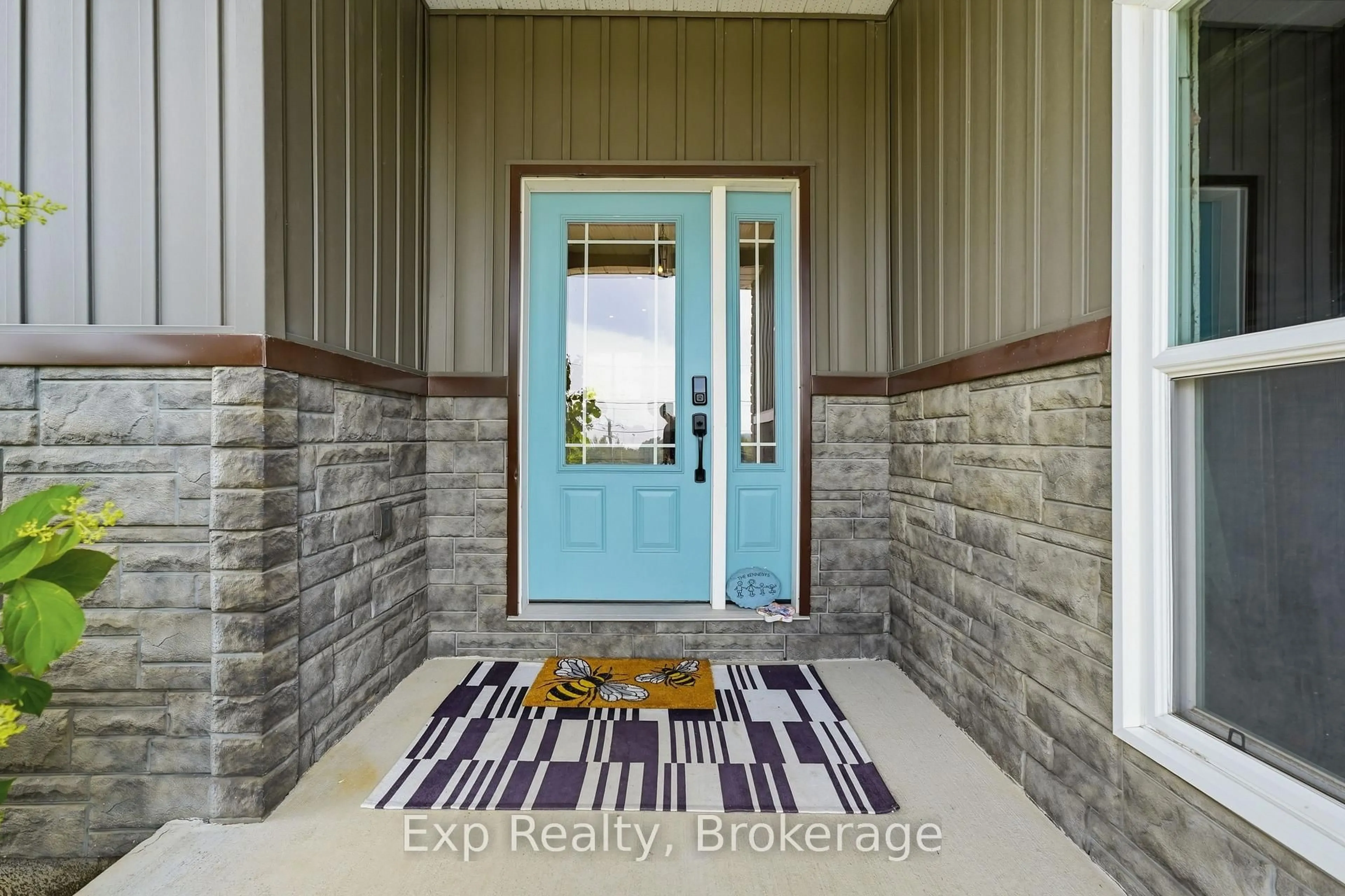 Indoor entryway for 818 Palace Rd, Plantagenet Ontario K7R 3L2