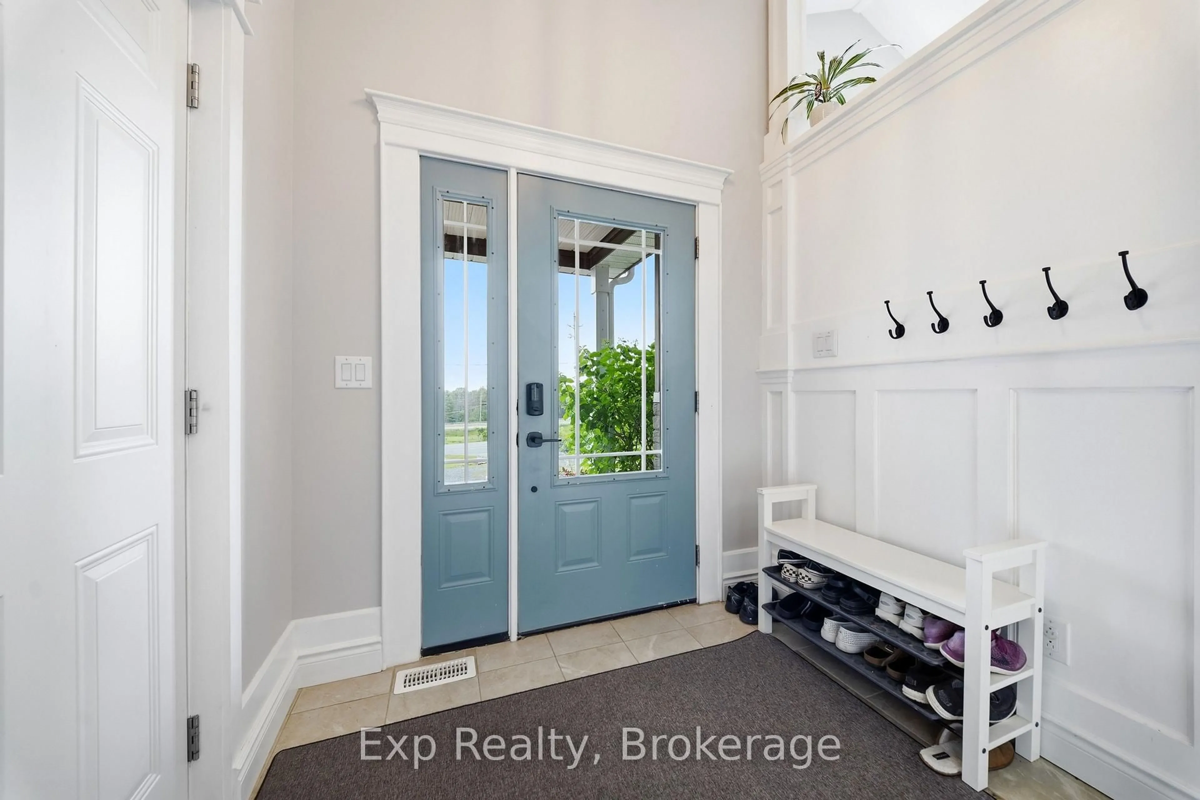 Indoor entryway for 818 Palace Rd, Plantagenet Ontario K7R 3L2