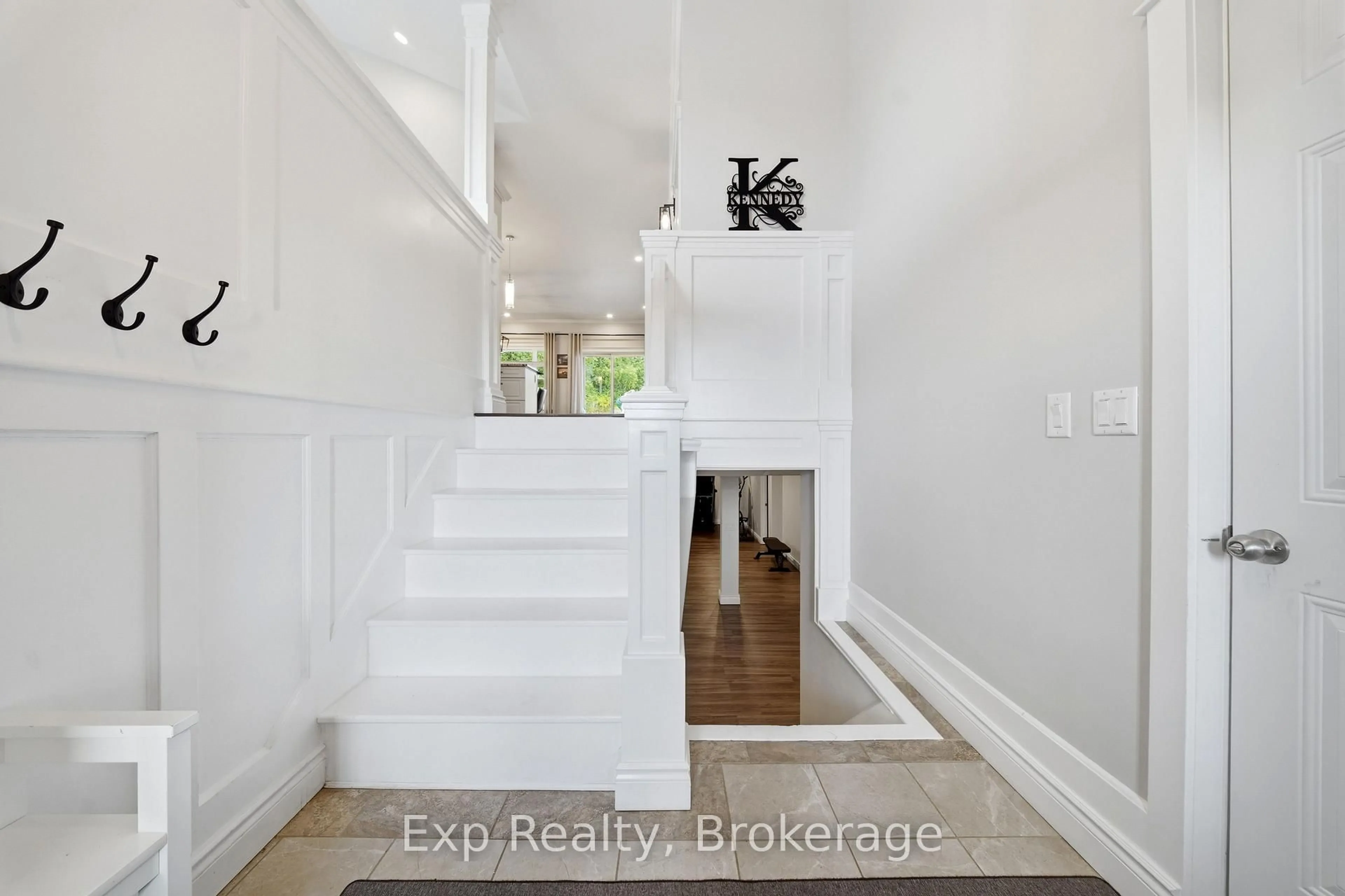 Indoor entryway for 818 Palace Rd, Plantagenet Ontario K7R 3L2
