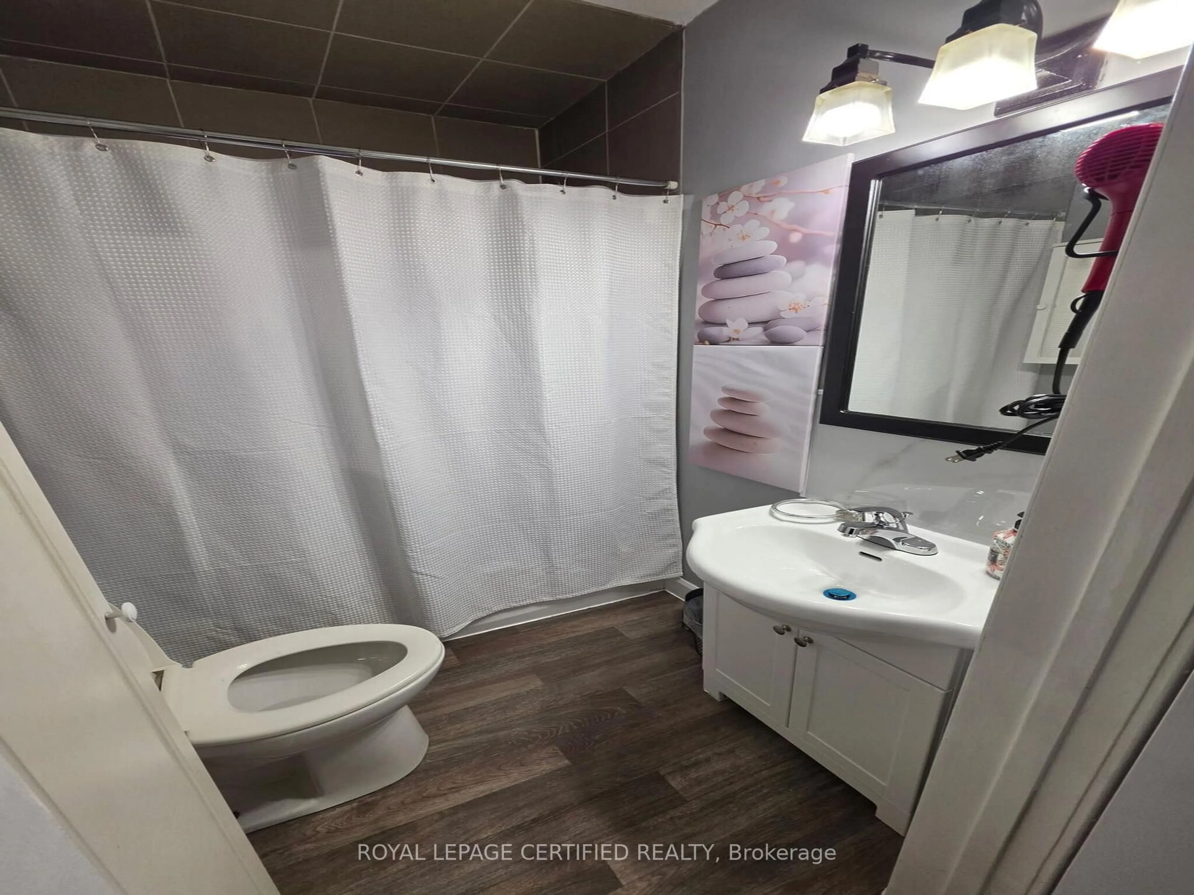 Standard bathroom, unknown for 1184 Janette Ave, Windsor Ontario N9A 5A7