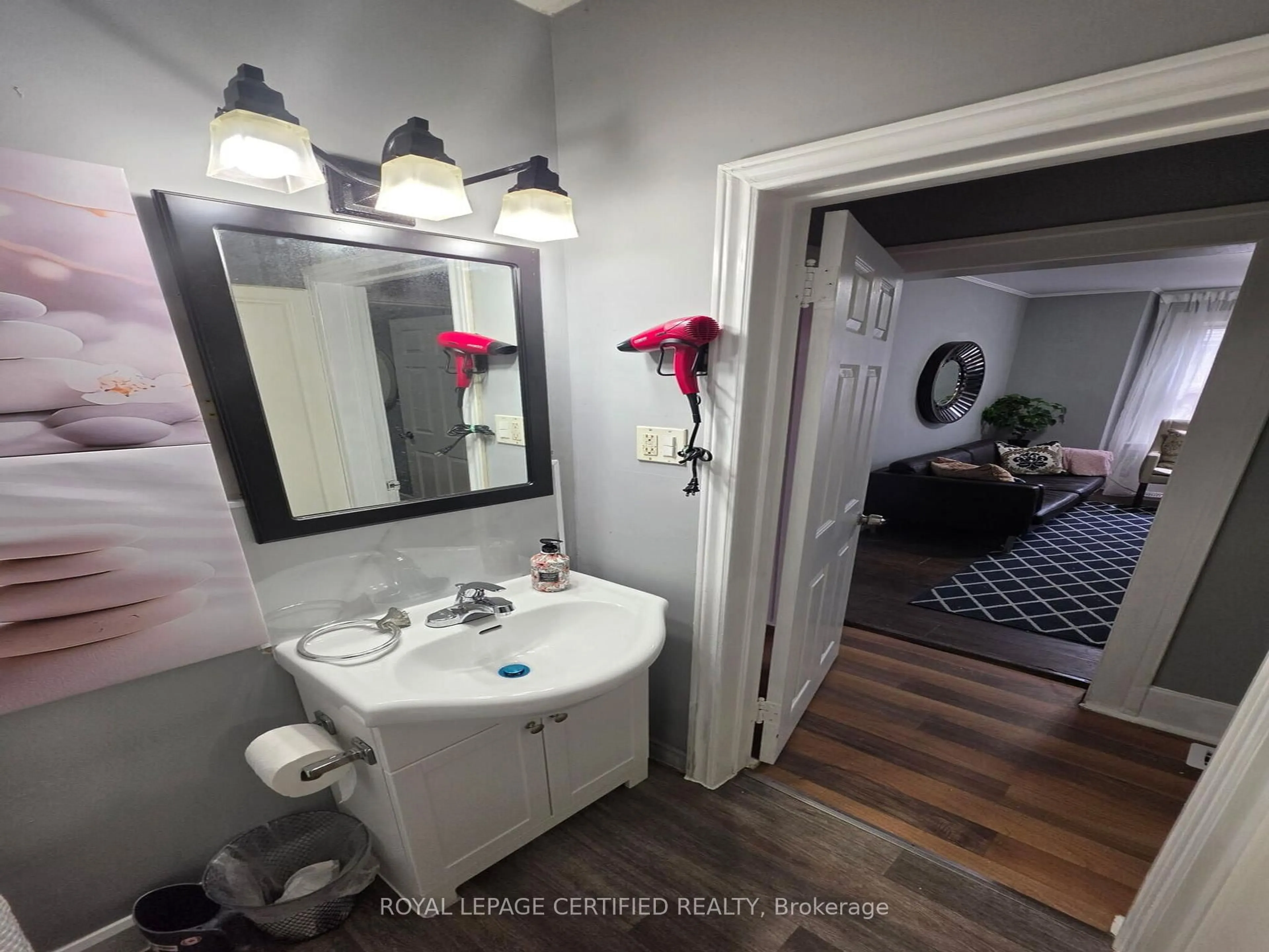 Standard bathroom, unknown for 1184 Janette Ave, Windsor Ontario N9A 5A7
