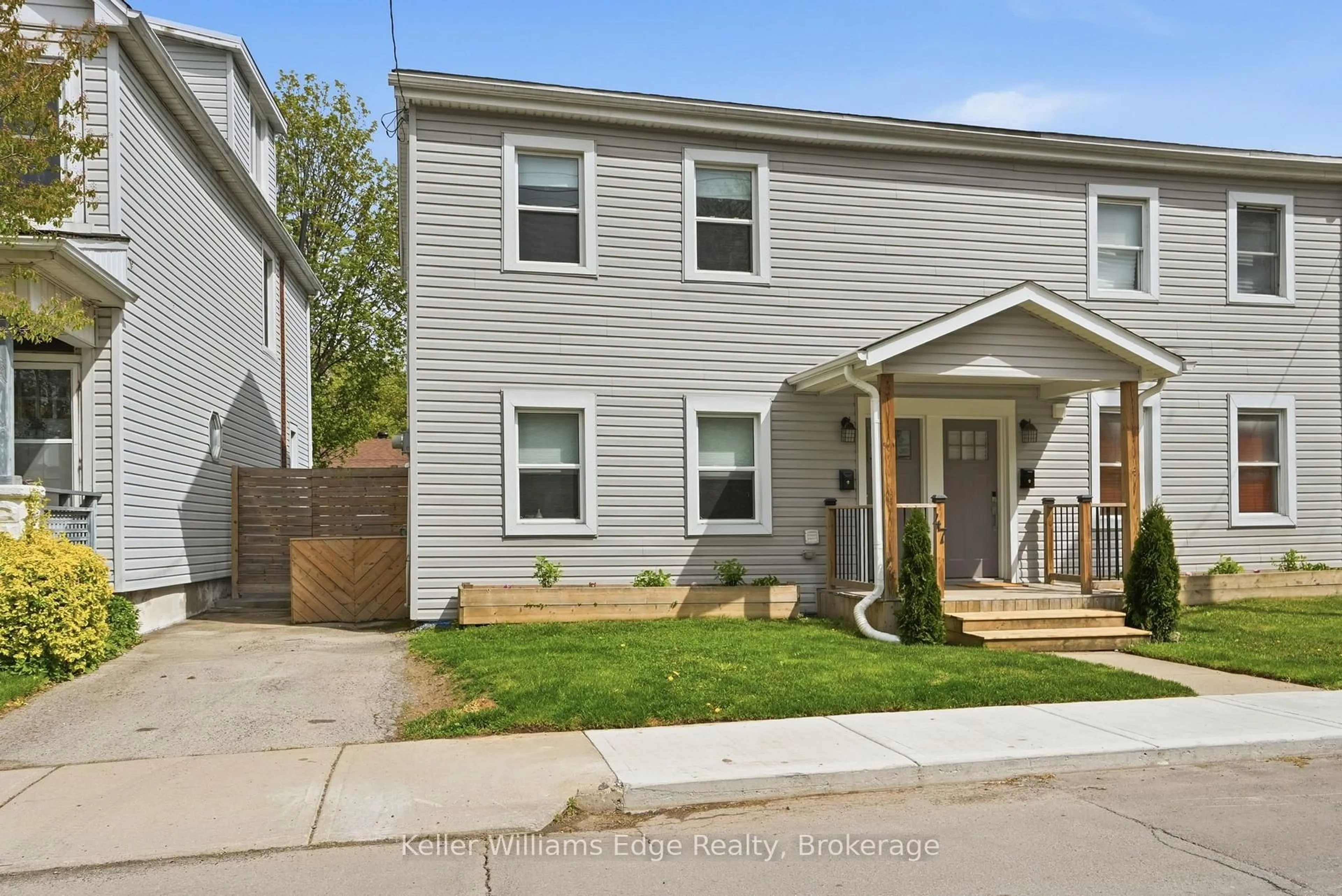 Home with vinyl exterior material, street for 47 New St, Hamilton Ontario L8P 4J6