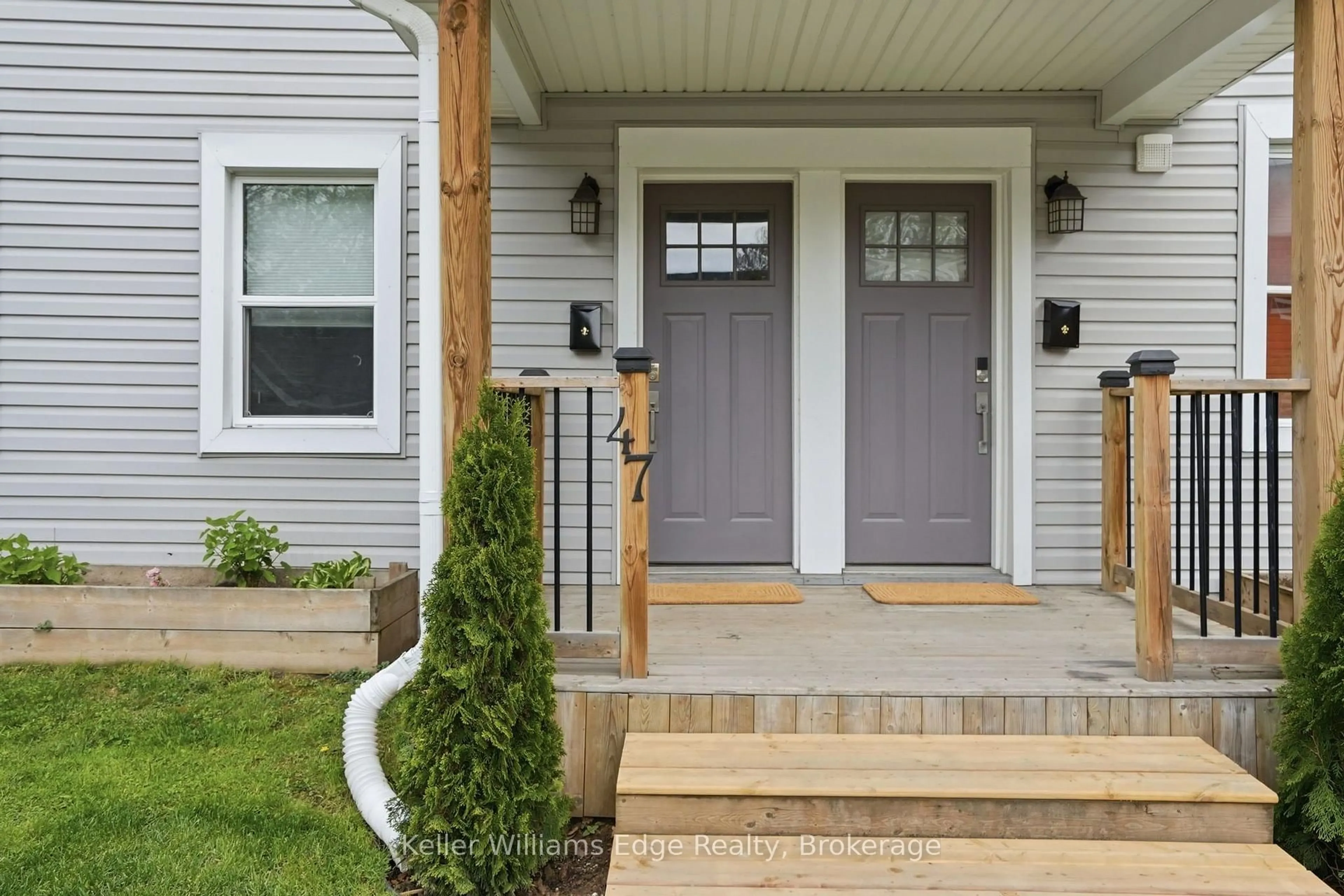 Indoor entryway for 47 New St, Hamilton Ontario L8P 4J6