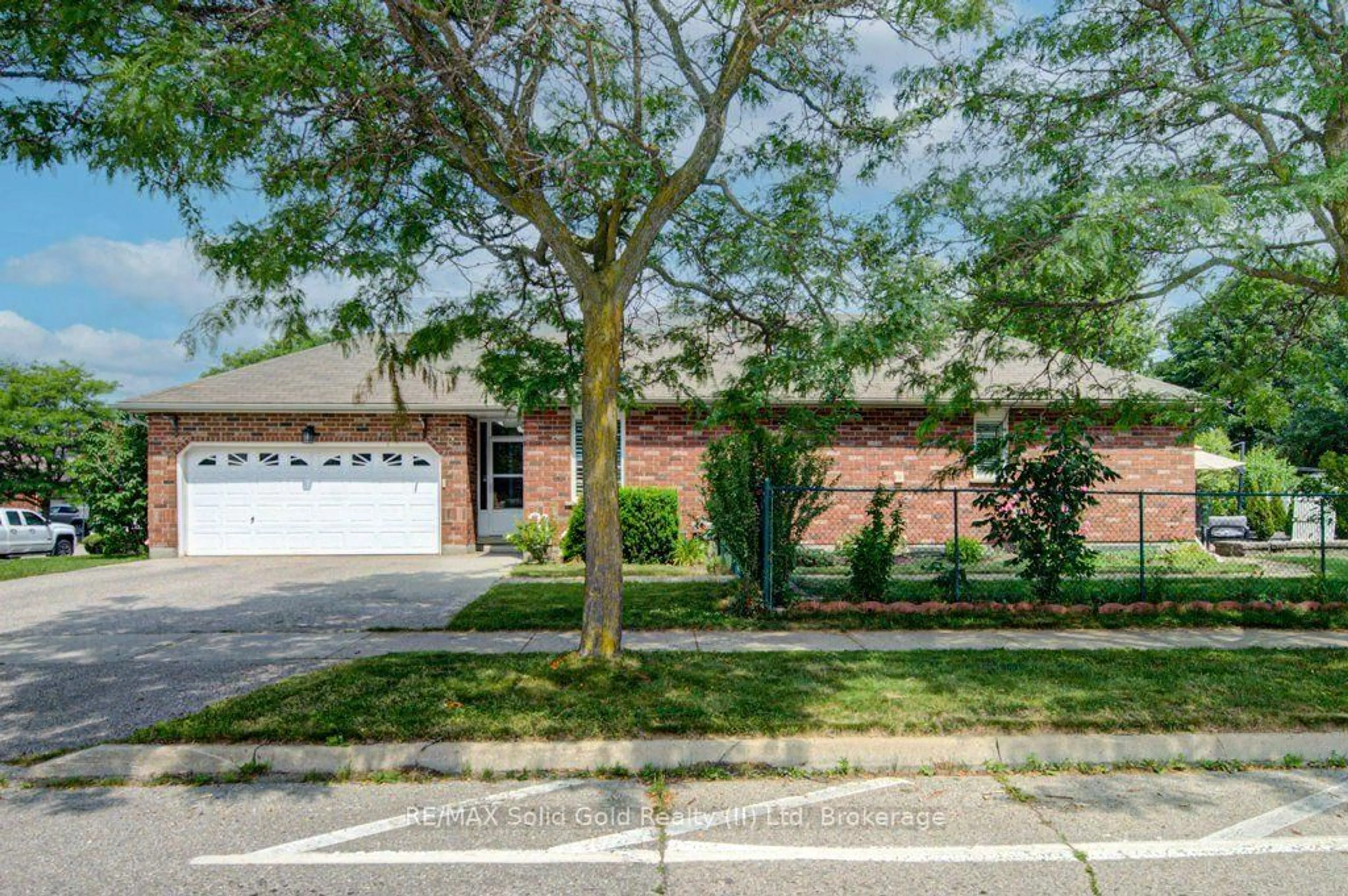 Home with brick exterior material, street for 330 Lake Louise Blvd, Waterloo Ontario N2V 2H4