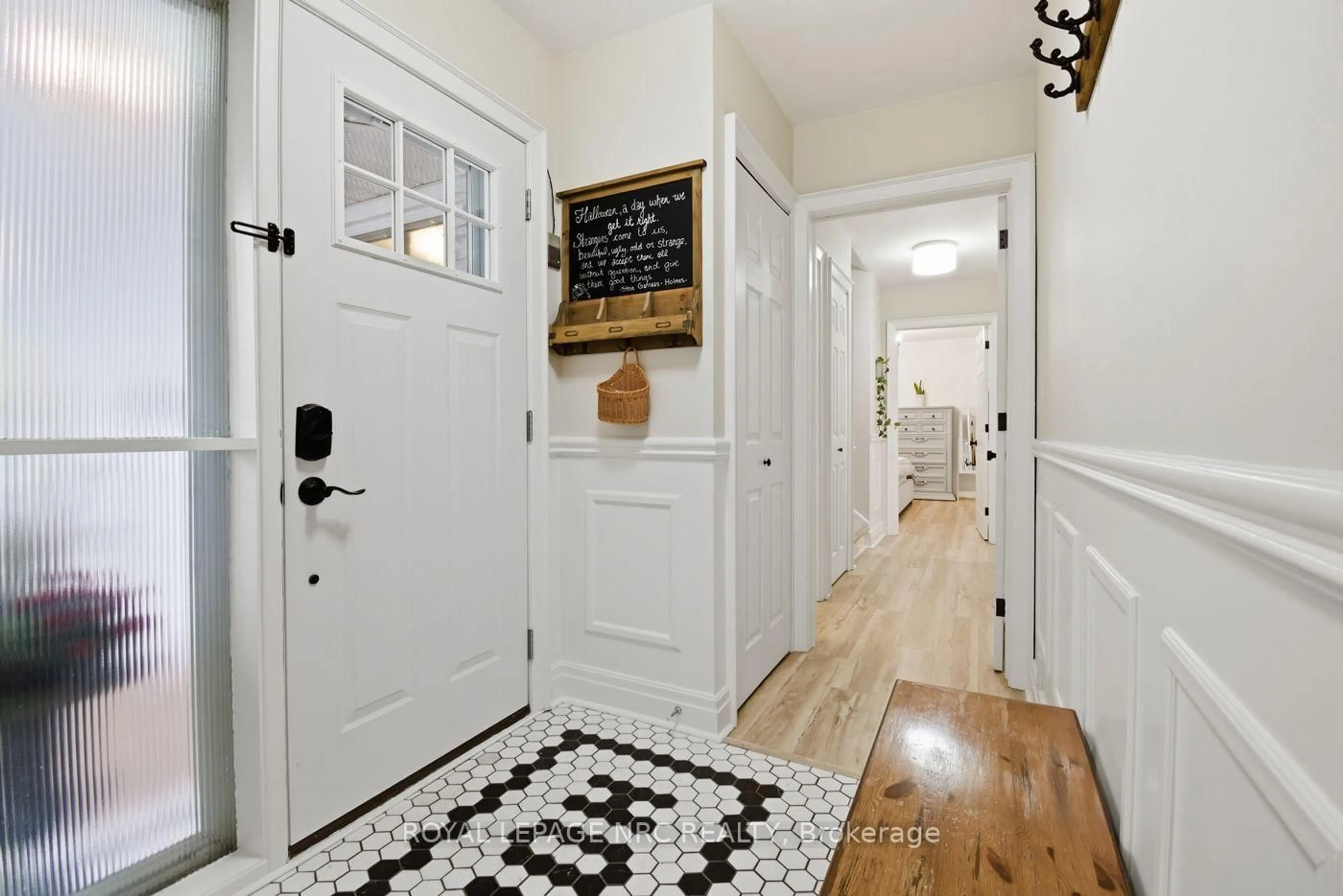 Indoor entryway for 1 NANCY Dr, St. Catharines Ontario L2M 1Y4