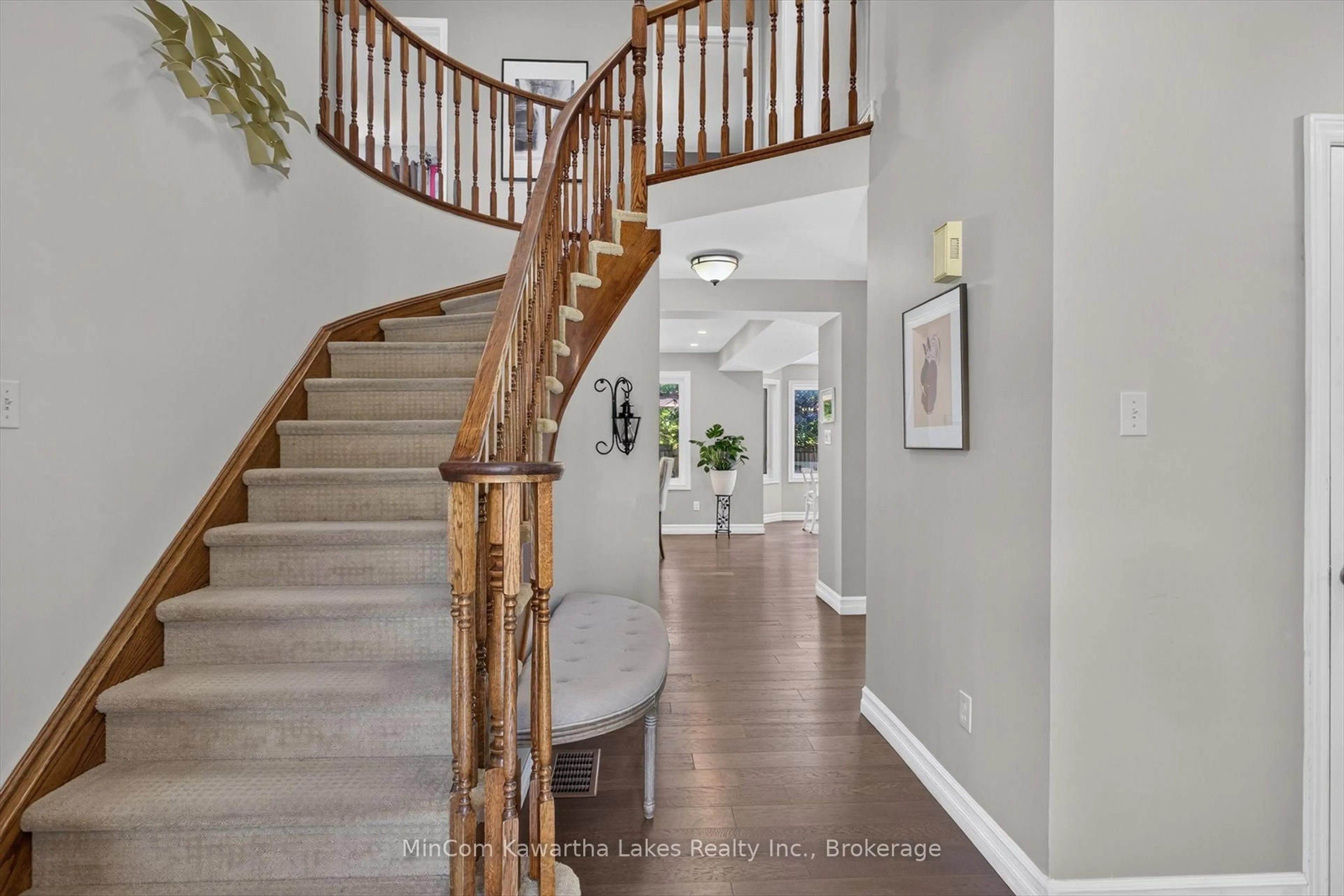 Indoor entryway for 1947 PARKWOOD Circ, Peterborough Ontario K9J 8C9