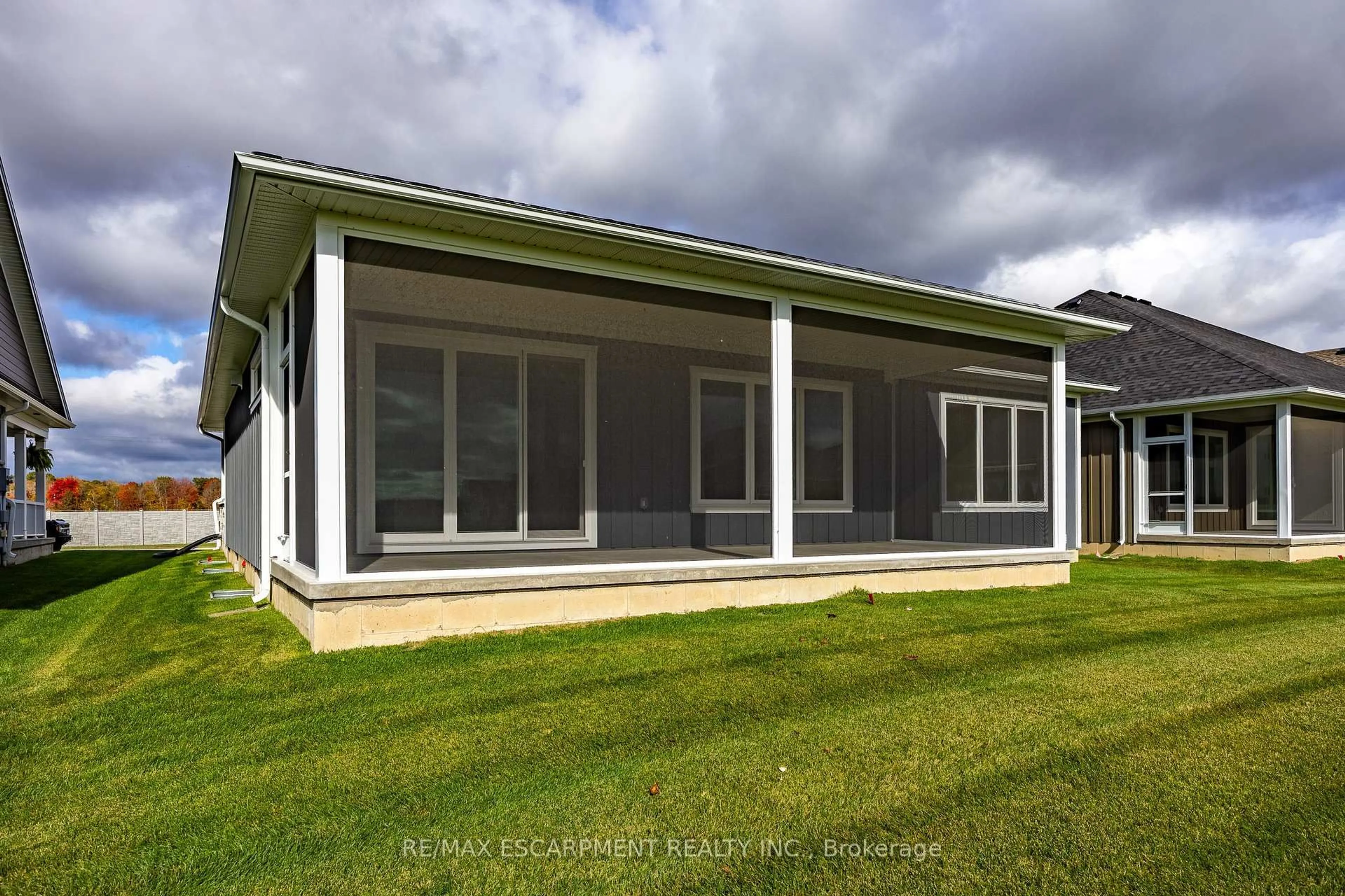 Home with vinyl exterior material, building for 218 Schooner Dr, Norfolk Ontario N0A 1N3