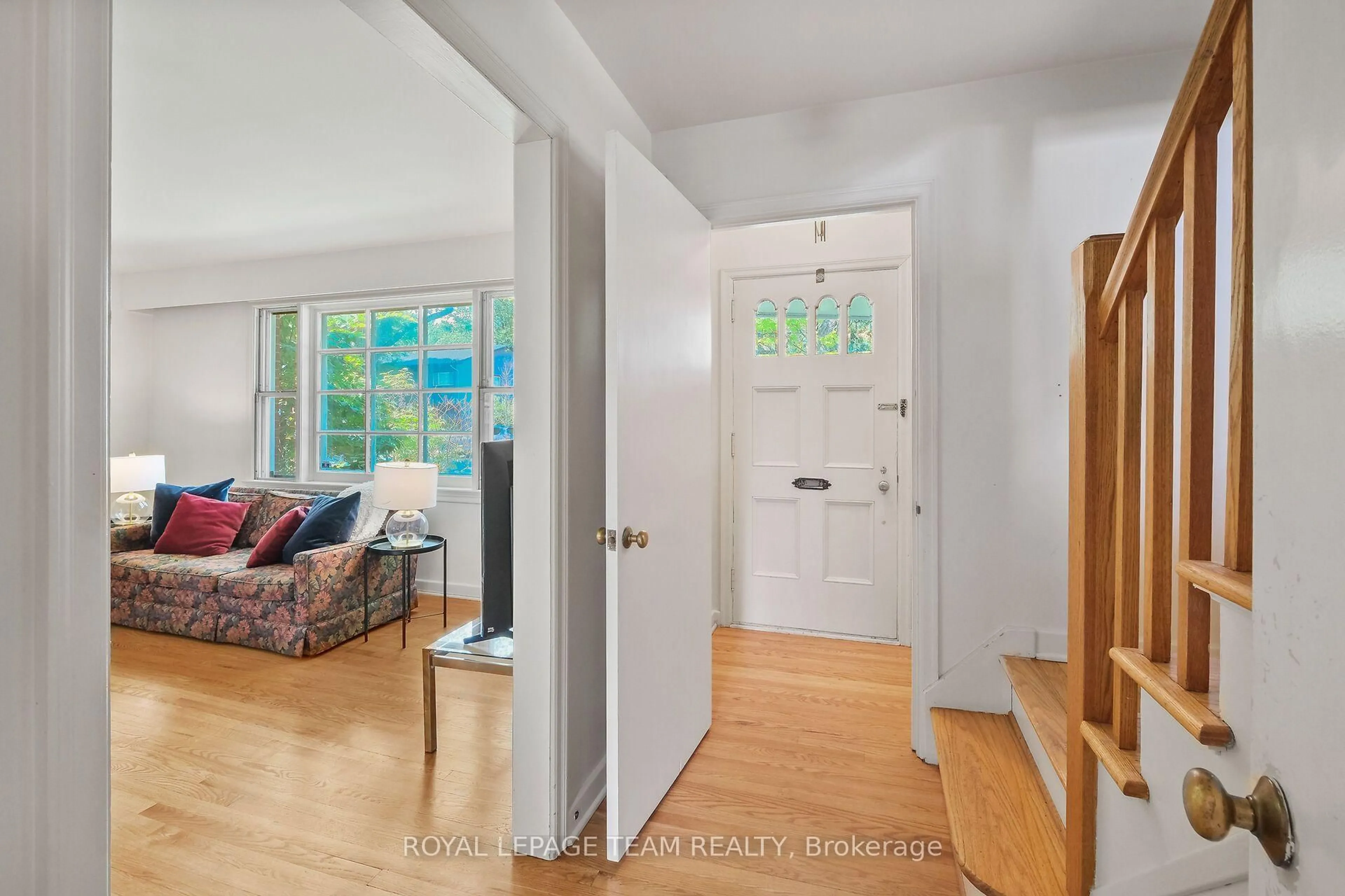 Indoor entryway for 2056 Dovercourt Ave, Ottawa Ontario K2A 0X1