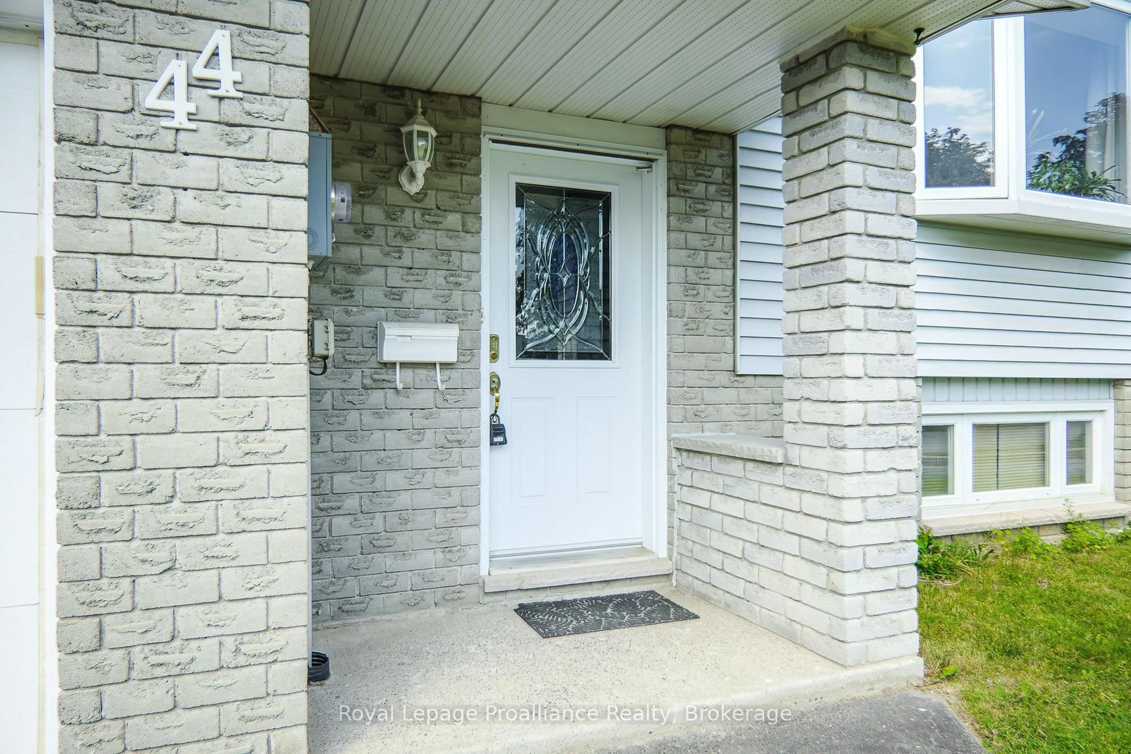 Indoor entryway for 44 Ireland Dr, Quinte West Ontario K8V 5X3