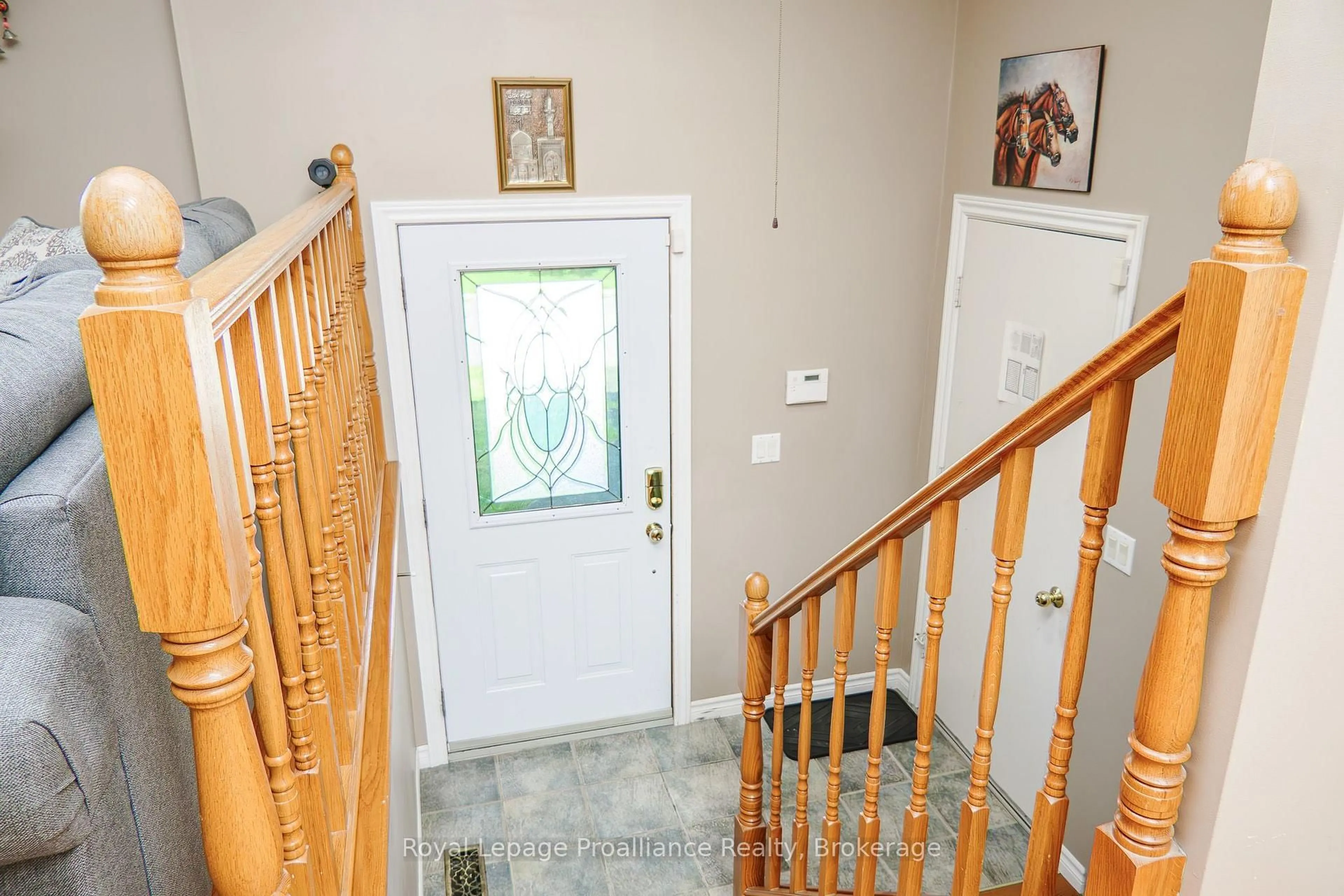 Indoor foyer for 44 Ireland Dr, Quinte West Ontario K8V 5X3