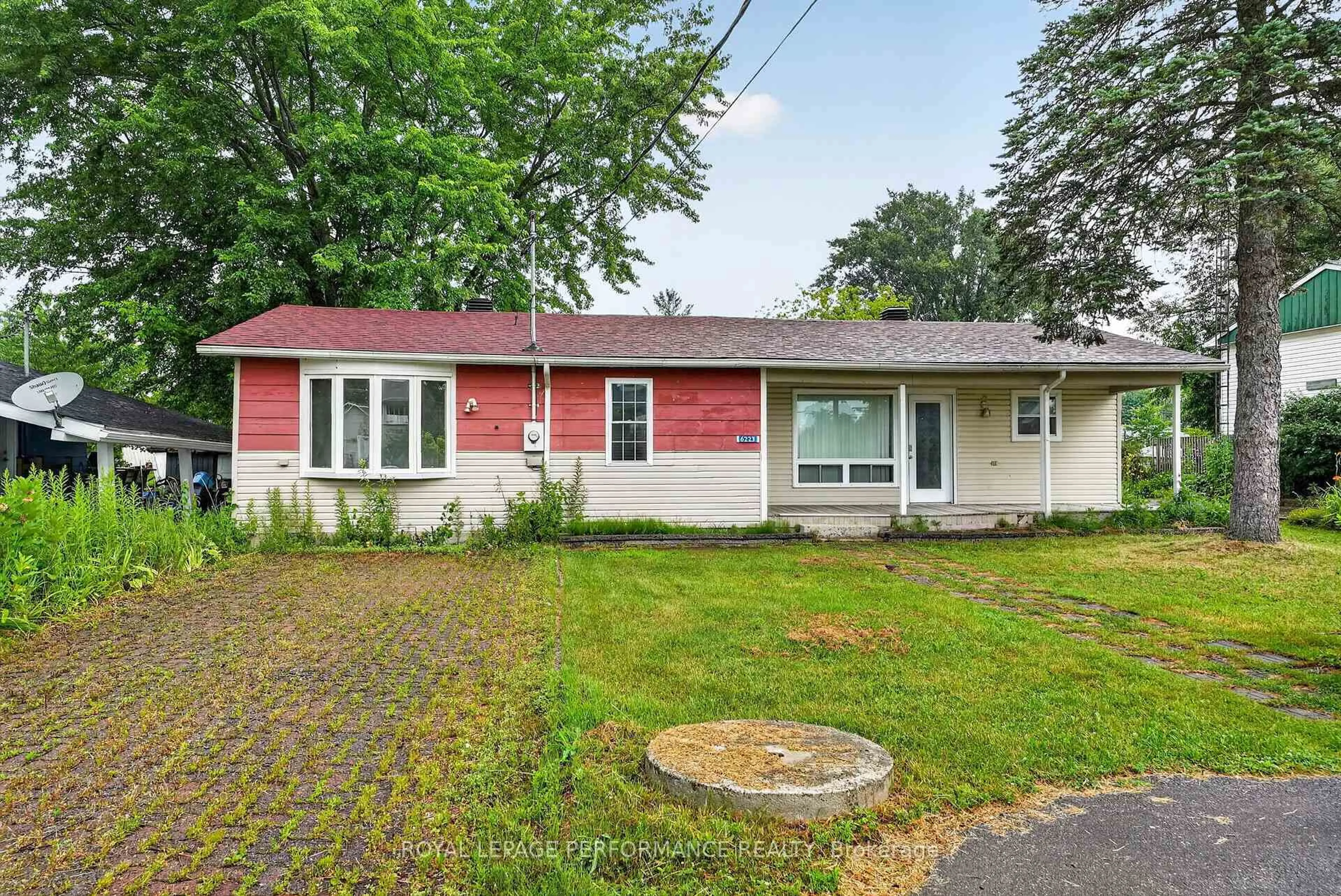 Home with vinyl exterior material, street for 6223 164th Ave, South Glengarry Ontario K0C 1E0