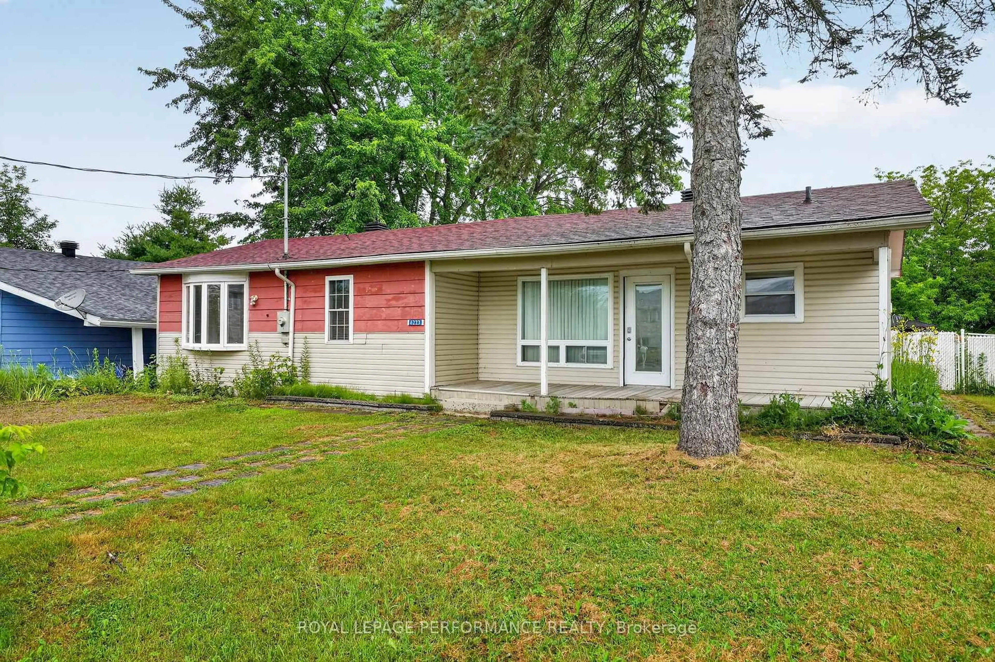 Home with vinyl exterior material, street for 6223 164th Ave, South Glengarry Ontario K0C 1E0