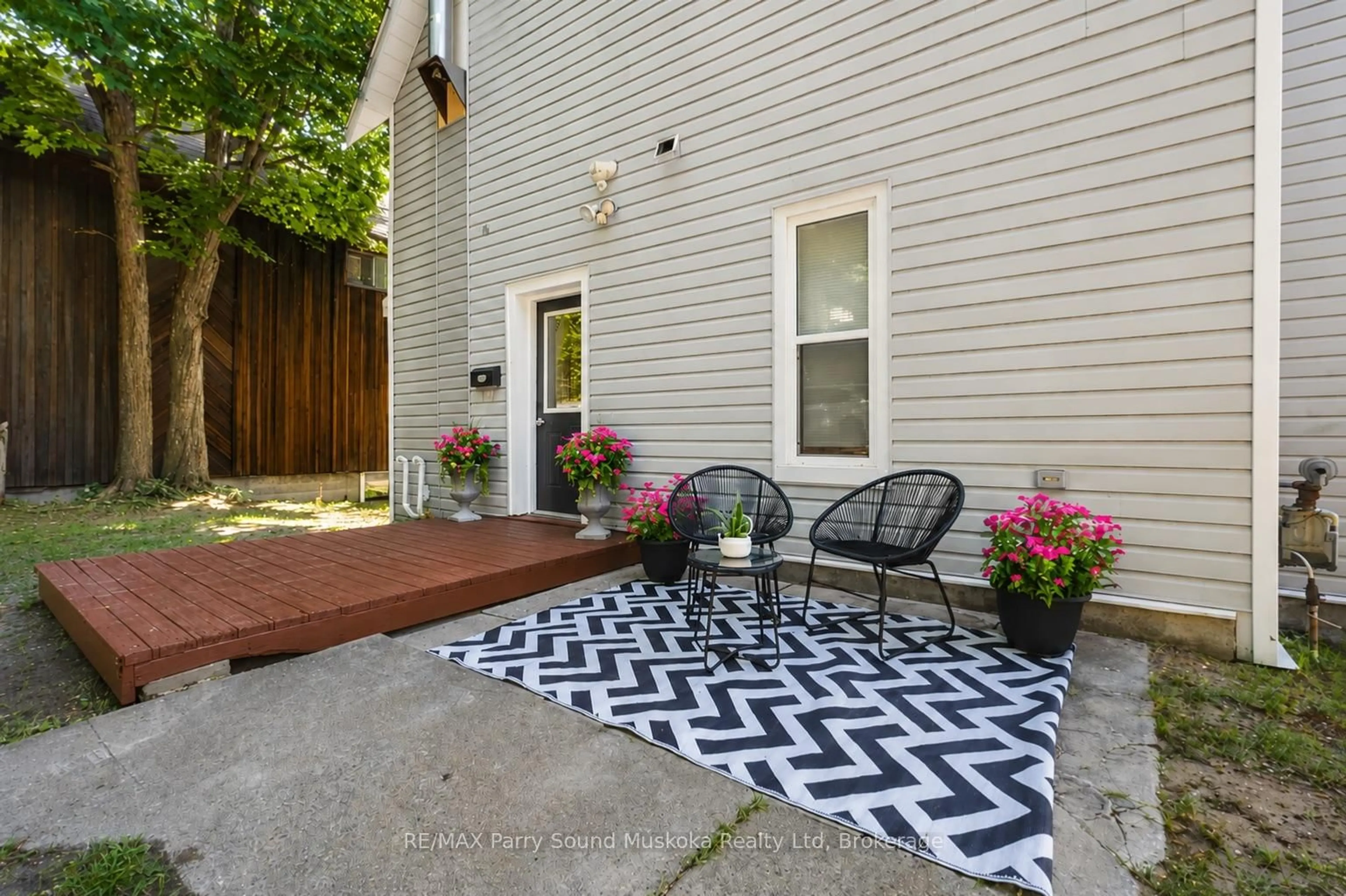 Patio, street for 18 William St, Parry Sound Ontario P2A 1V1