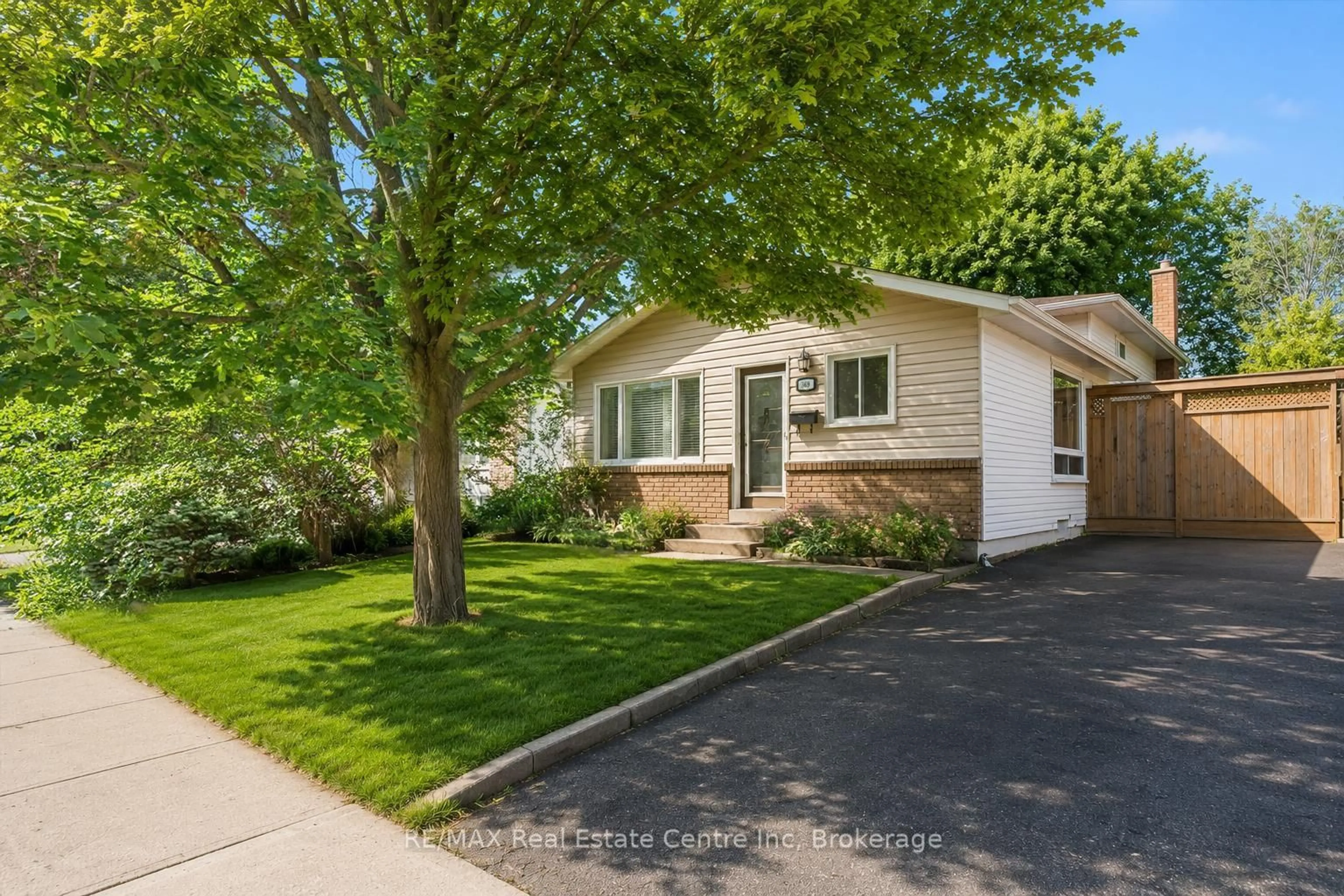 Home with vinyl exterior material, street for 369 WEST ACRES Dr, Guelph Ontario N1H 7B3