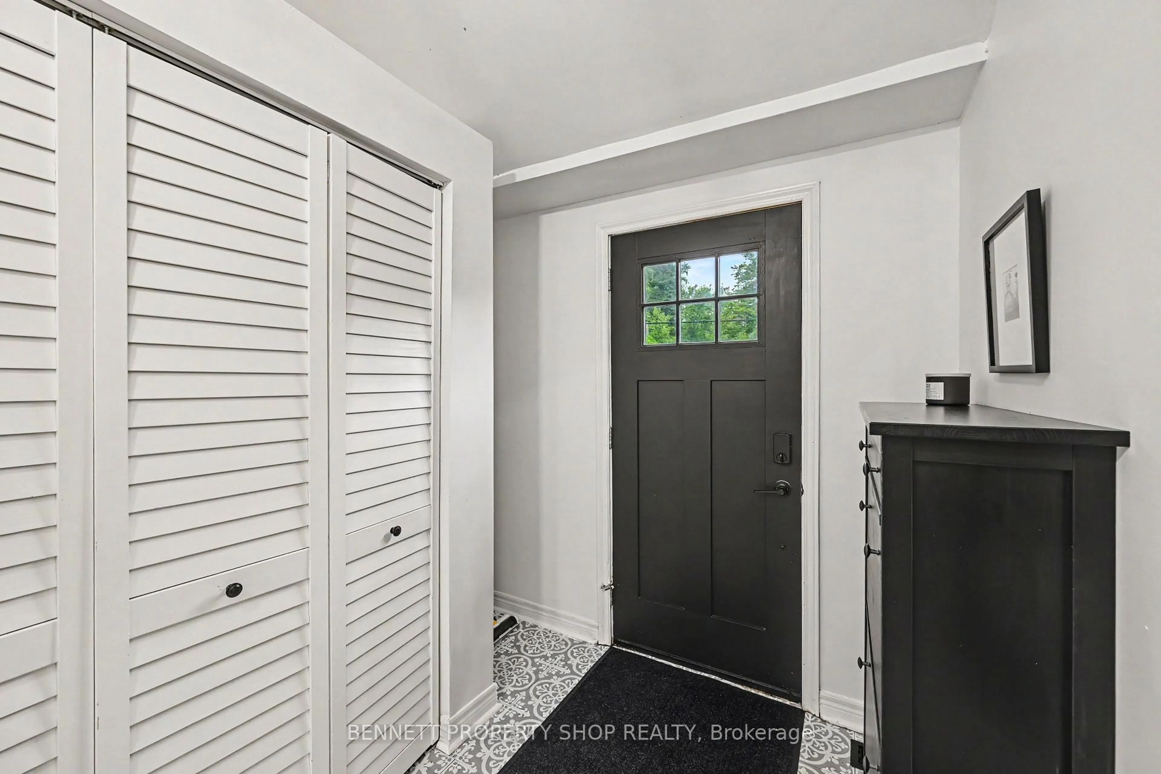 Indoor entryway for 102 Moorhead Dr, Fitzroy Harbour Ontario K0A 1X0