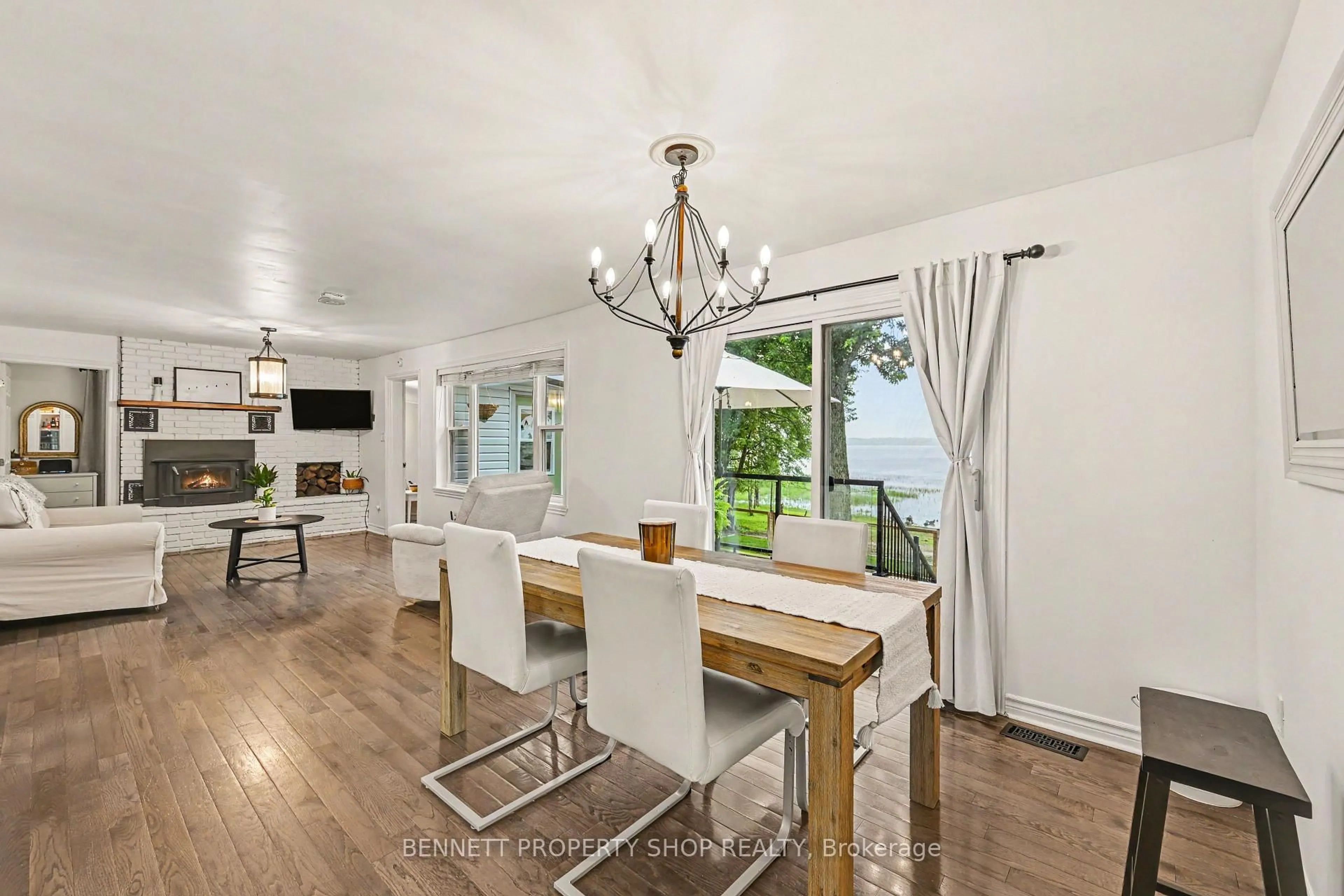 Dining room, wood/laminate floor for 102 Moorhead Dr, Fitzroy Harbour Ontario K0A 1X0