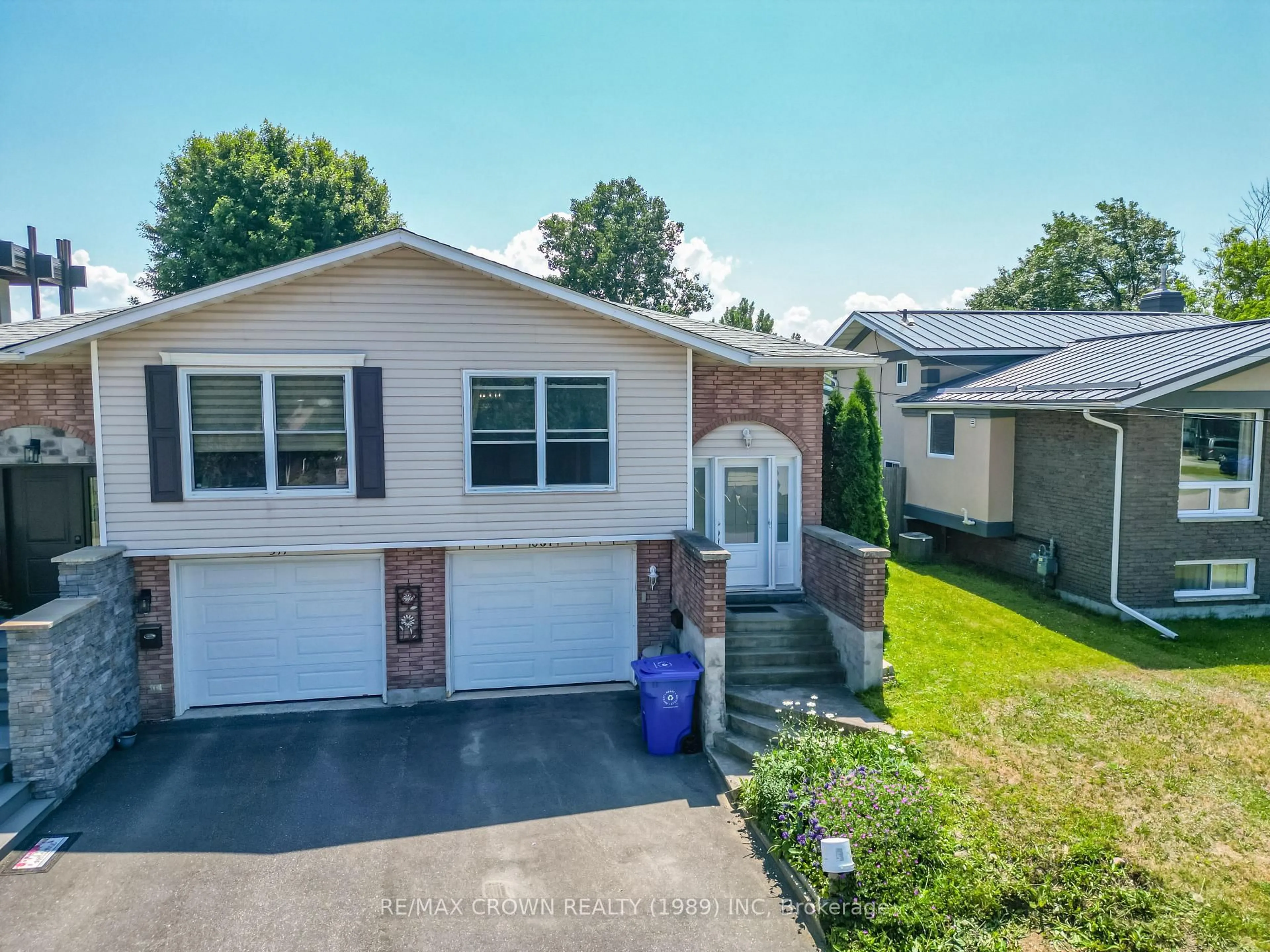 A pic from outside/outdoor area/front of a property/back of a property/a pic from drone, street for 307 McKenzie Ave, North Bay Ontario P1B 7E3