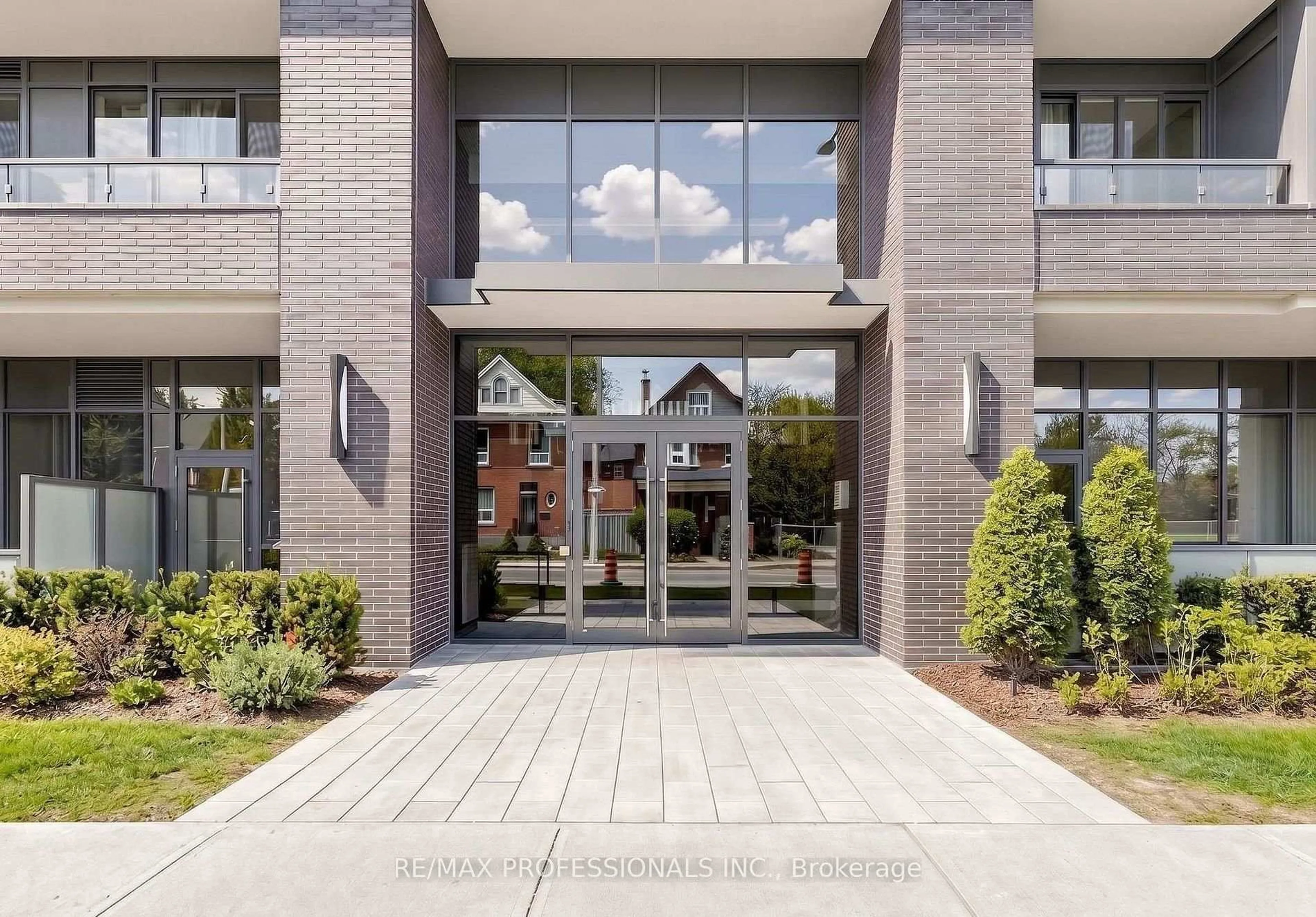 Indoor foyer for 415 Main St #411, Hamilton Ontario L8P 0C9