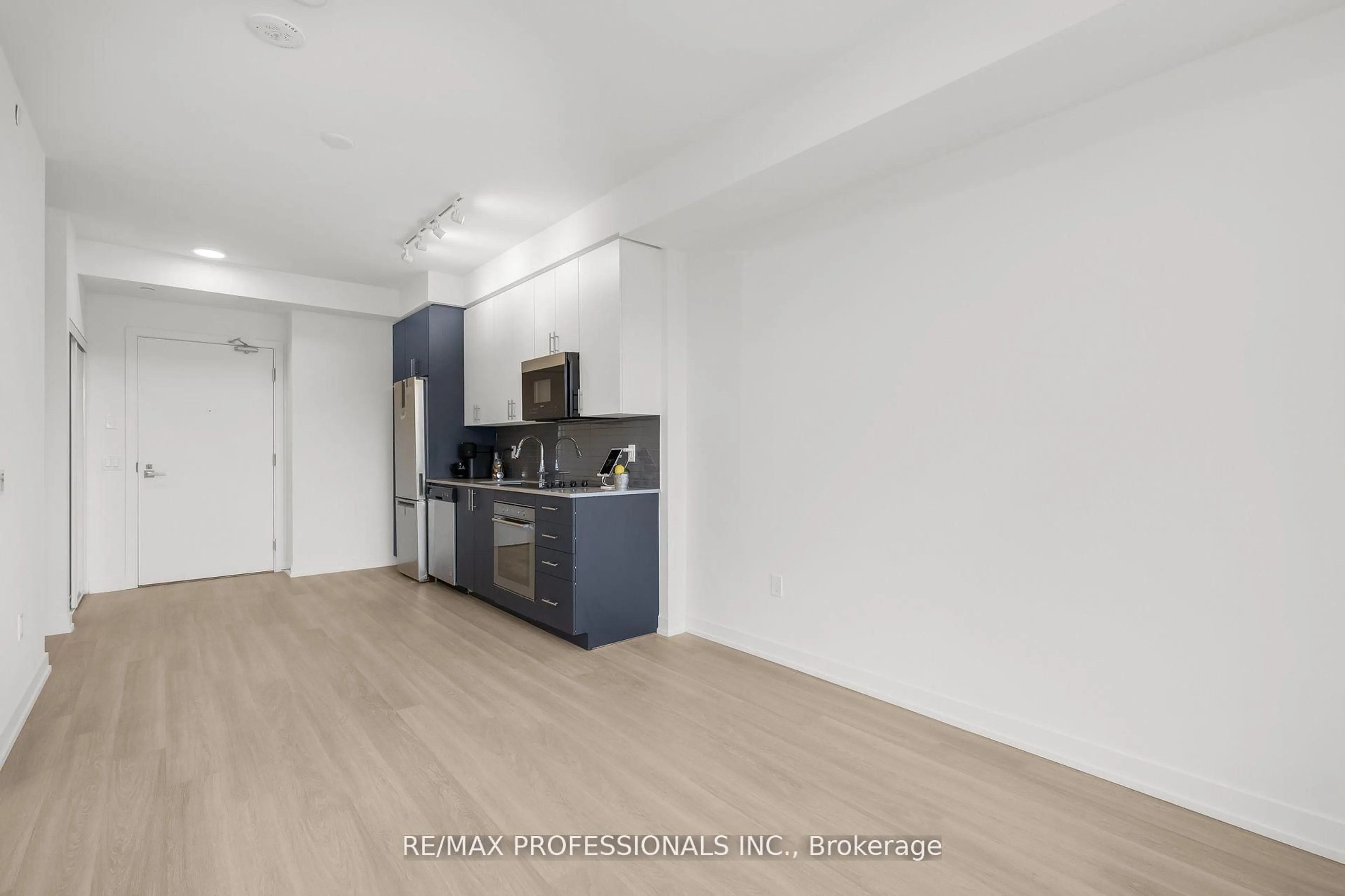 Standard kitchen, unknown for 415 Main St #411, Hamilton Ontario L8P 0C9