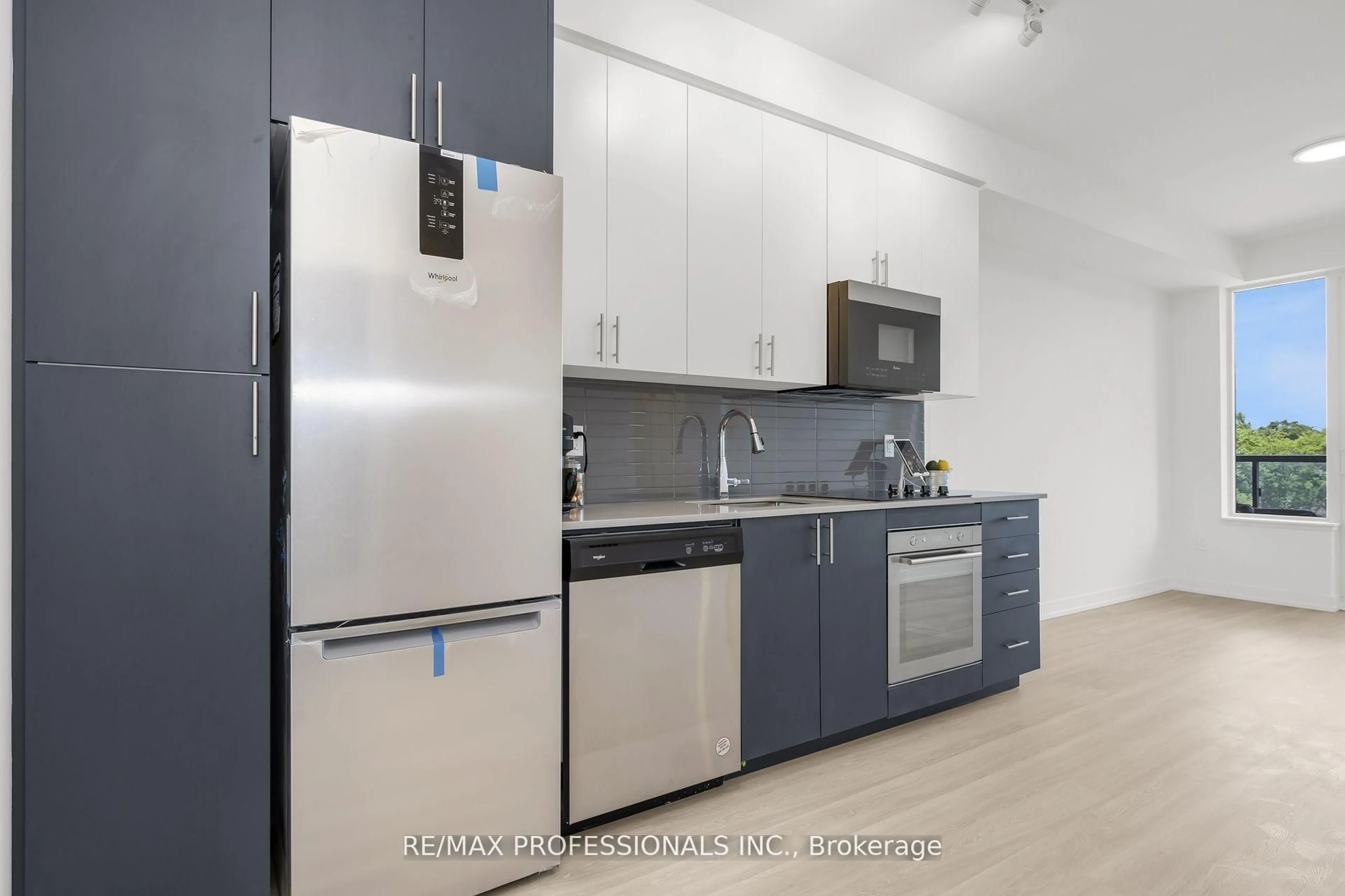 Standard kitchen, unknown for 415 Main St #411, Hamilton Ontario L8P 0C9