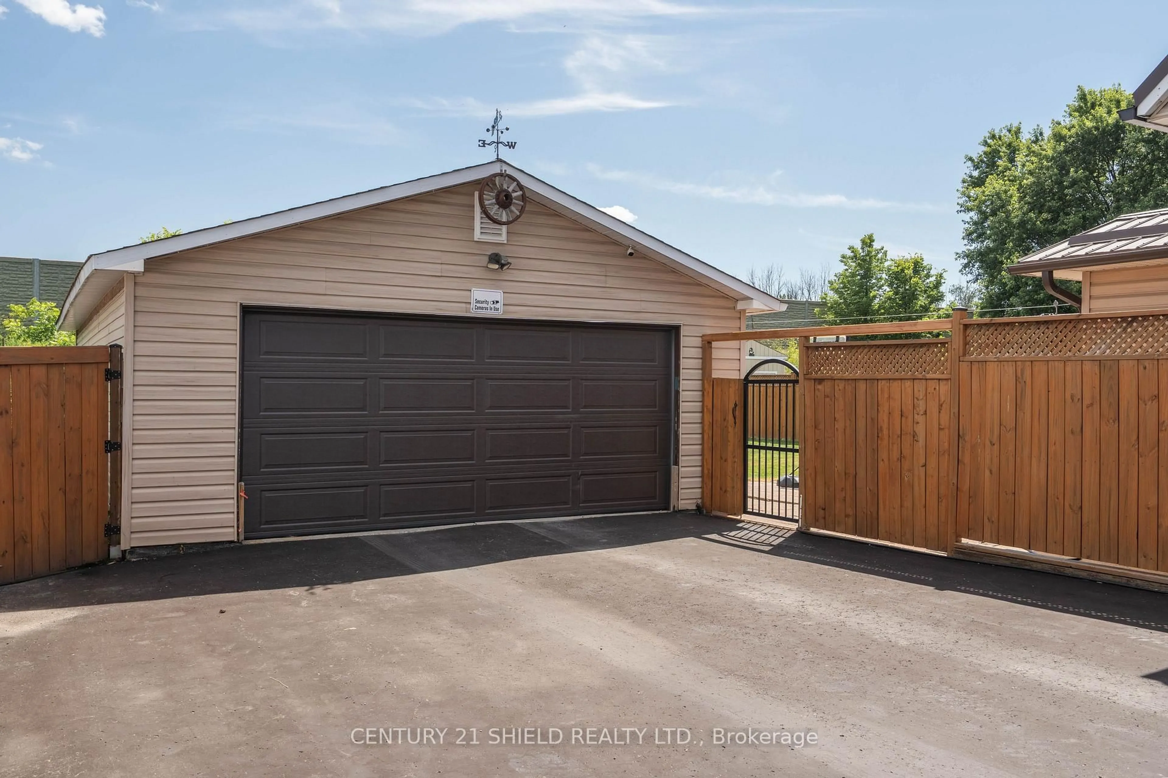 Indoor garage for 450 Patrick St, Cornwall Ontario K6K 1G5
