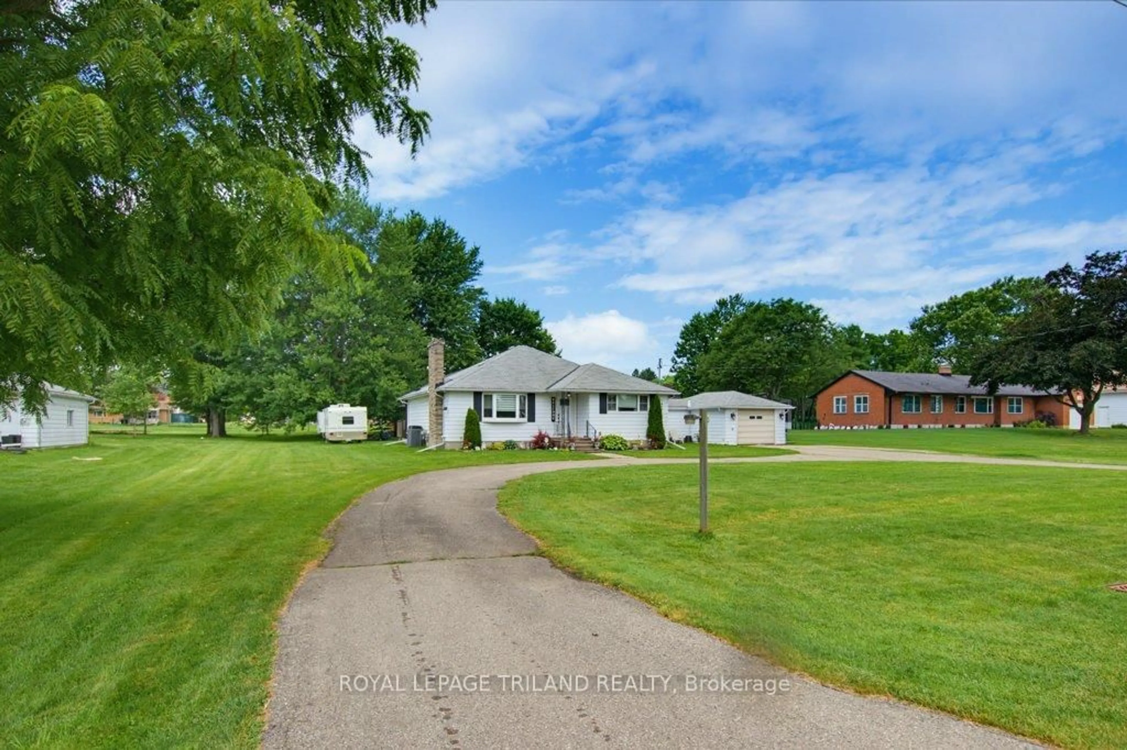 A pic from outside/outdoor area/front of a property/back of a property/a pic from drone, unknown for 185 Centennial Ave, Central Elgin Ontario N5R 5B3