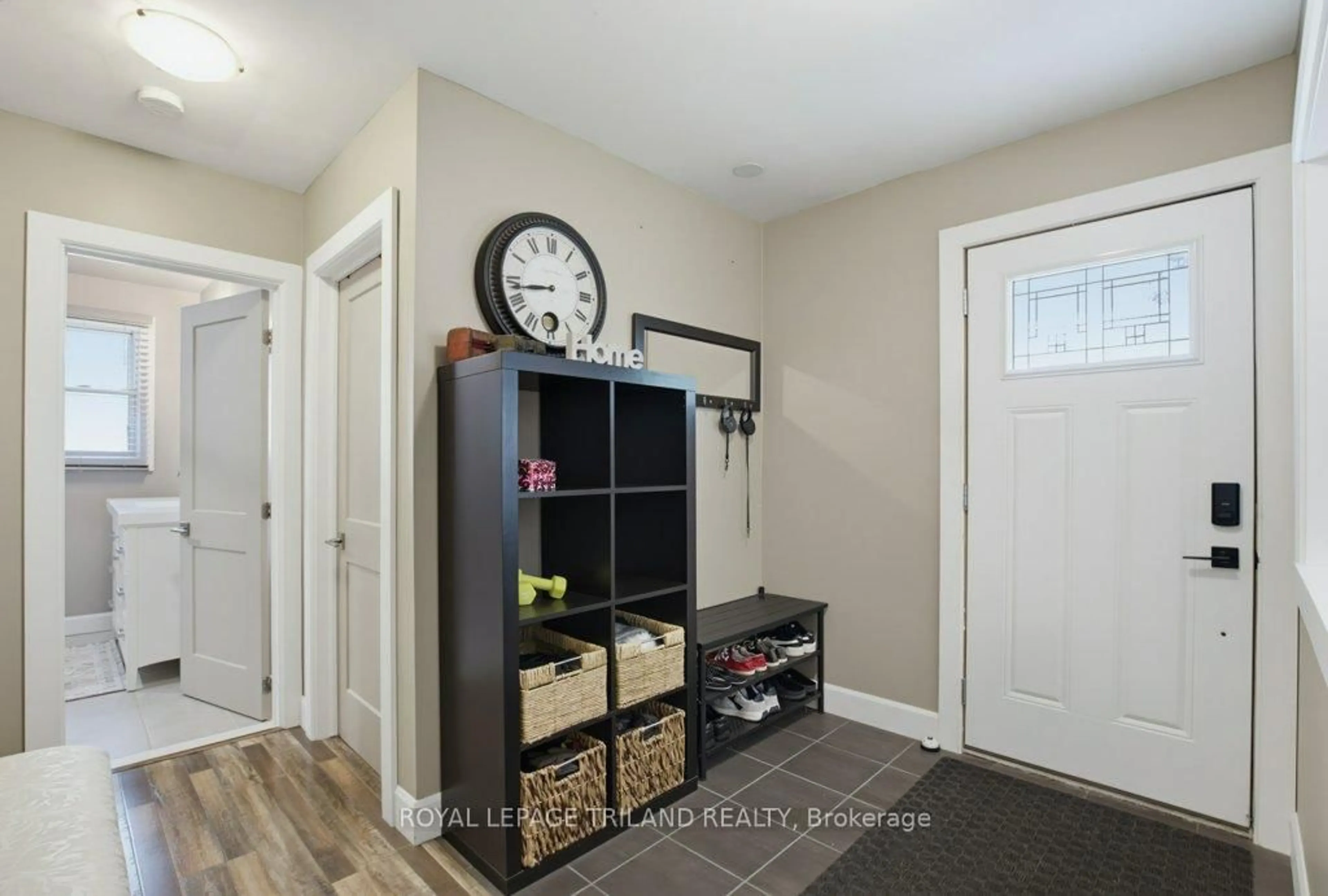 Indoor entryway for 185 Centennial Ave, Central Elgin Ontario N5R 5B3