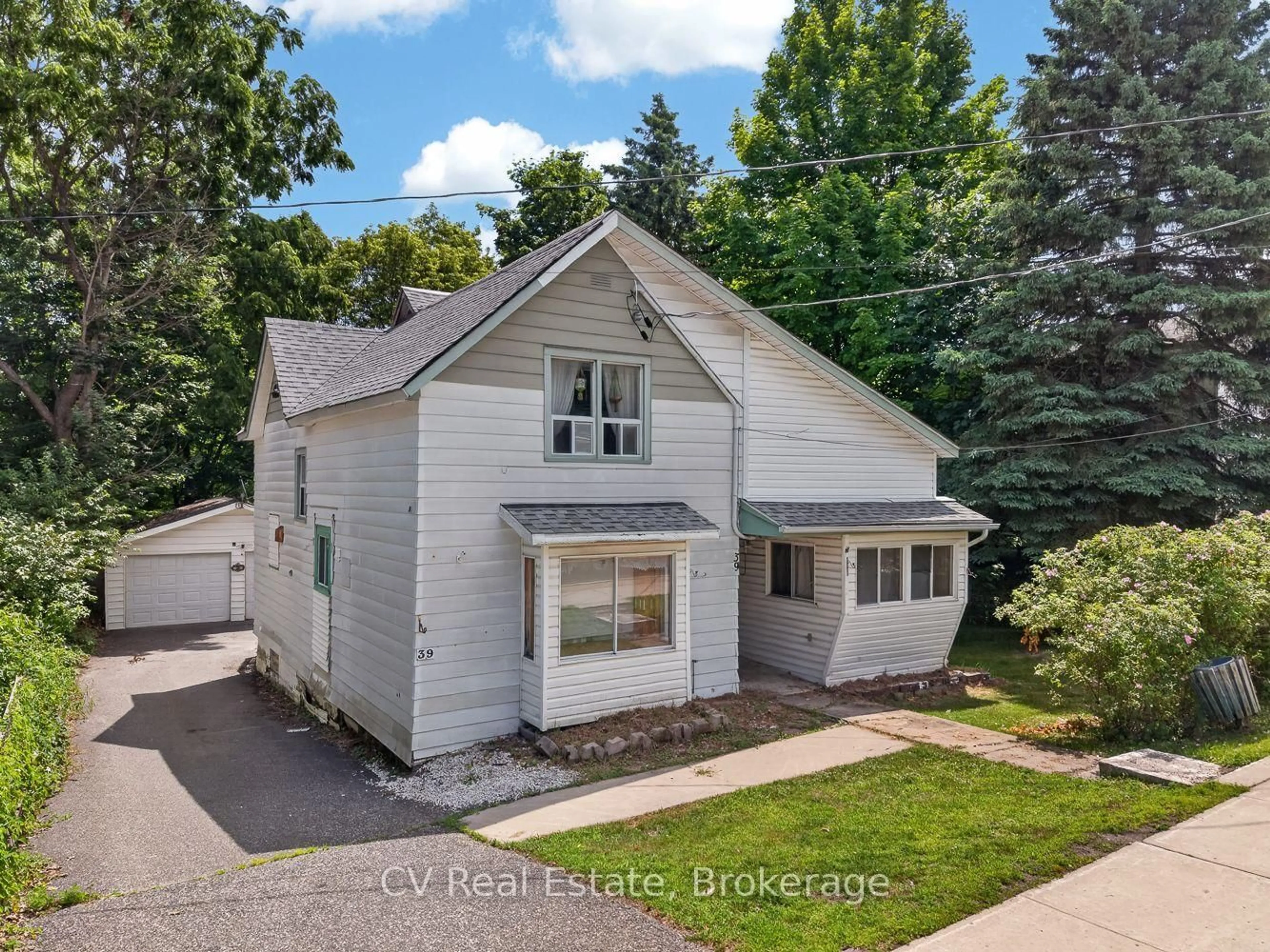A pic from outside/outdoor area/front of a property/back of a property/a pic from drone, street for 39 Church St, Parry Sound Ontario P2A 1Y6